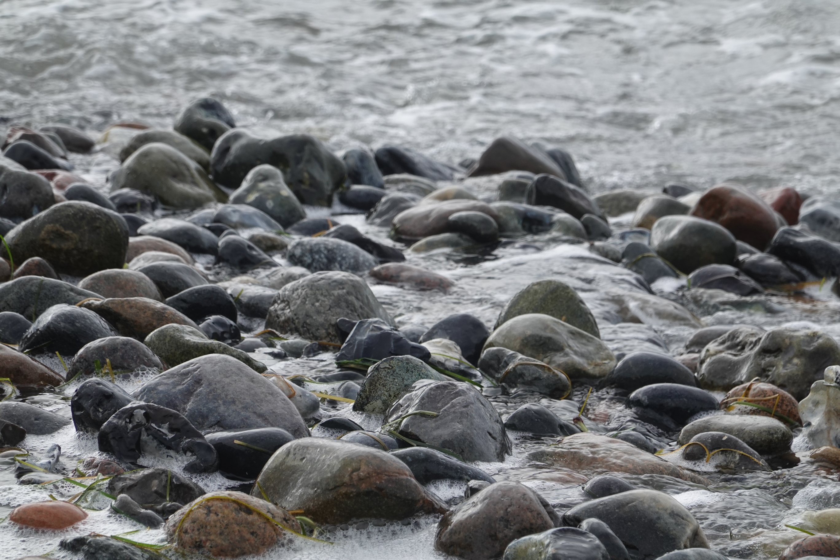 Wasser relativ flach zwischen den Steinen 
