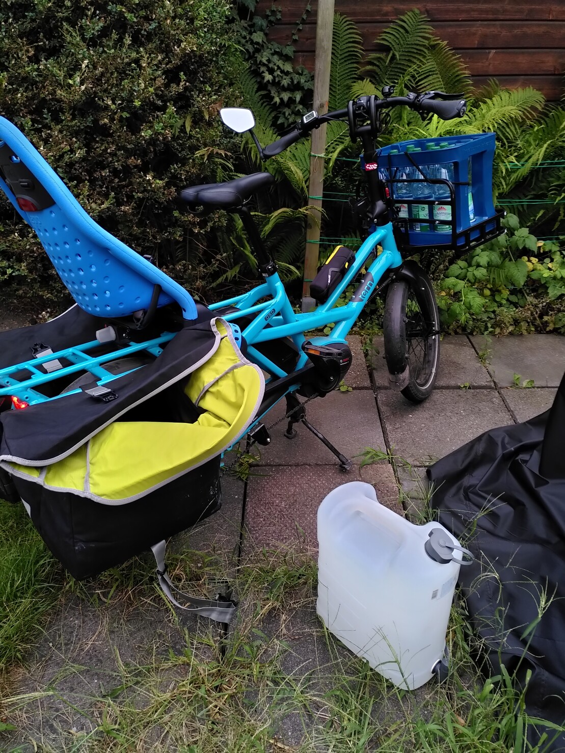 2x15l-Wasserkanister passen sogar in deutlich kleinere als die GSD-Taschen

Wasserkasten vorn