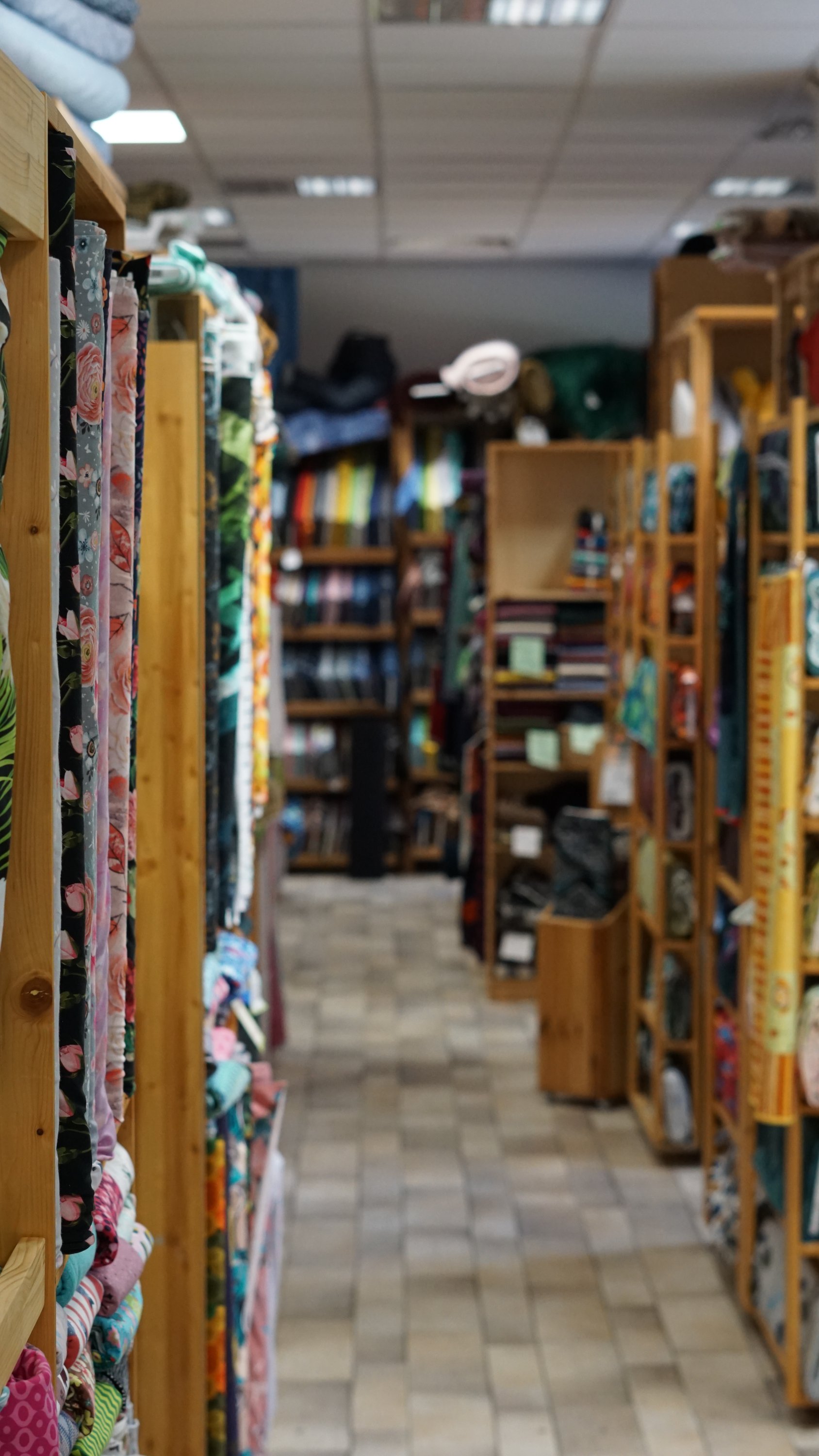 Blick durch den Laden, überall Regale voller bunten Stoffen 