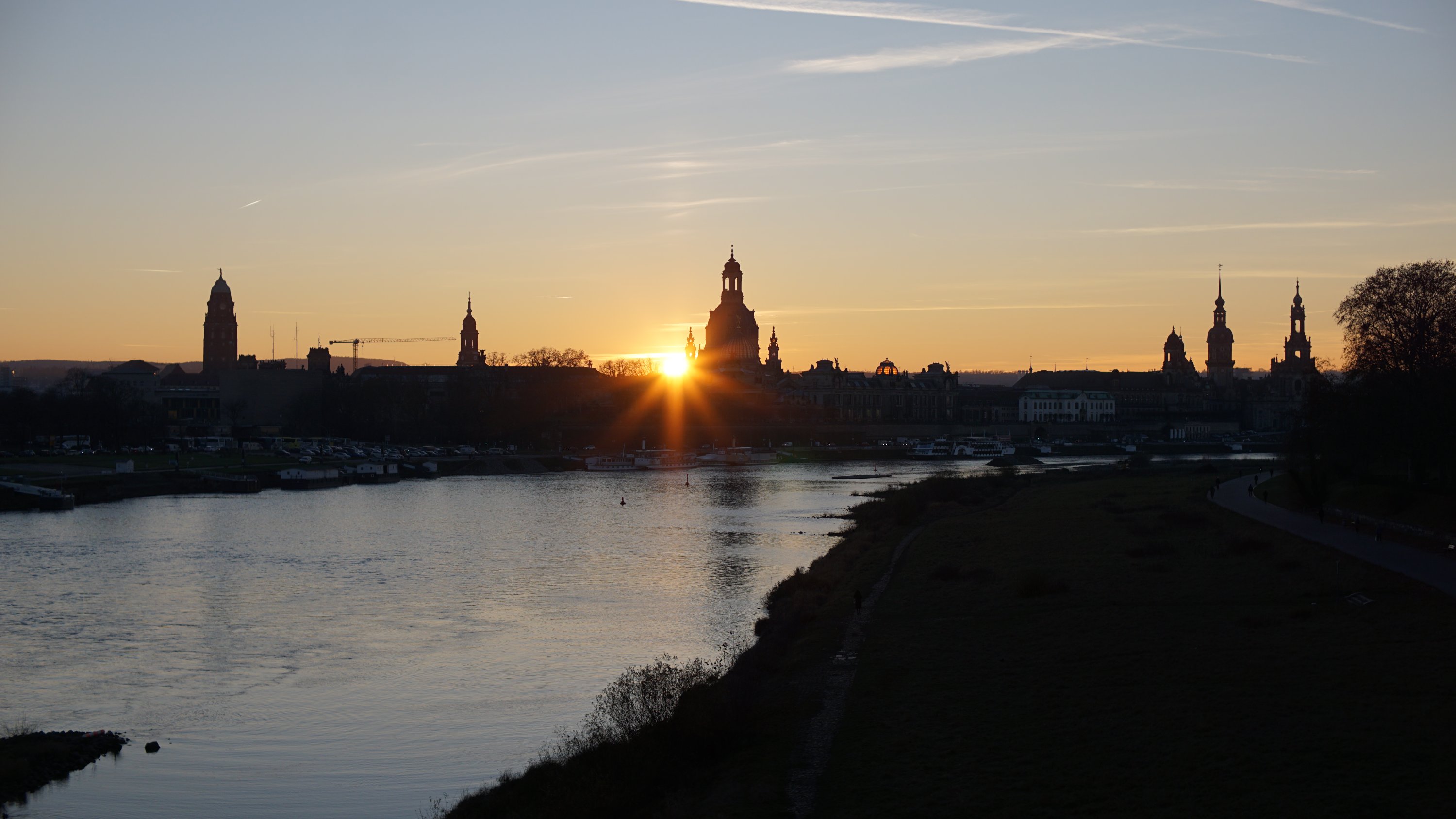 Elbe, Frauenkirche im Bildzentrum, Sonnenstern links/unten neben ihr