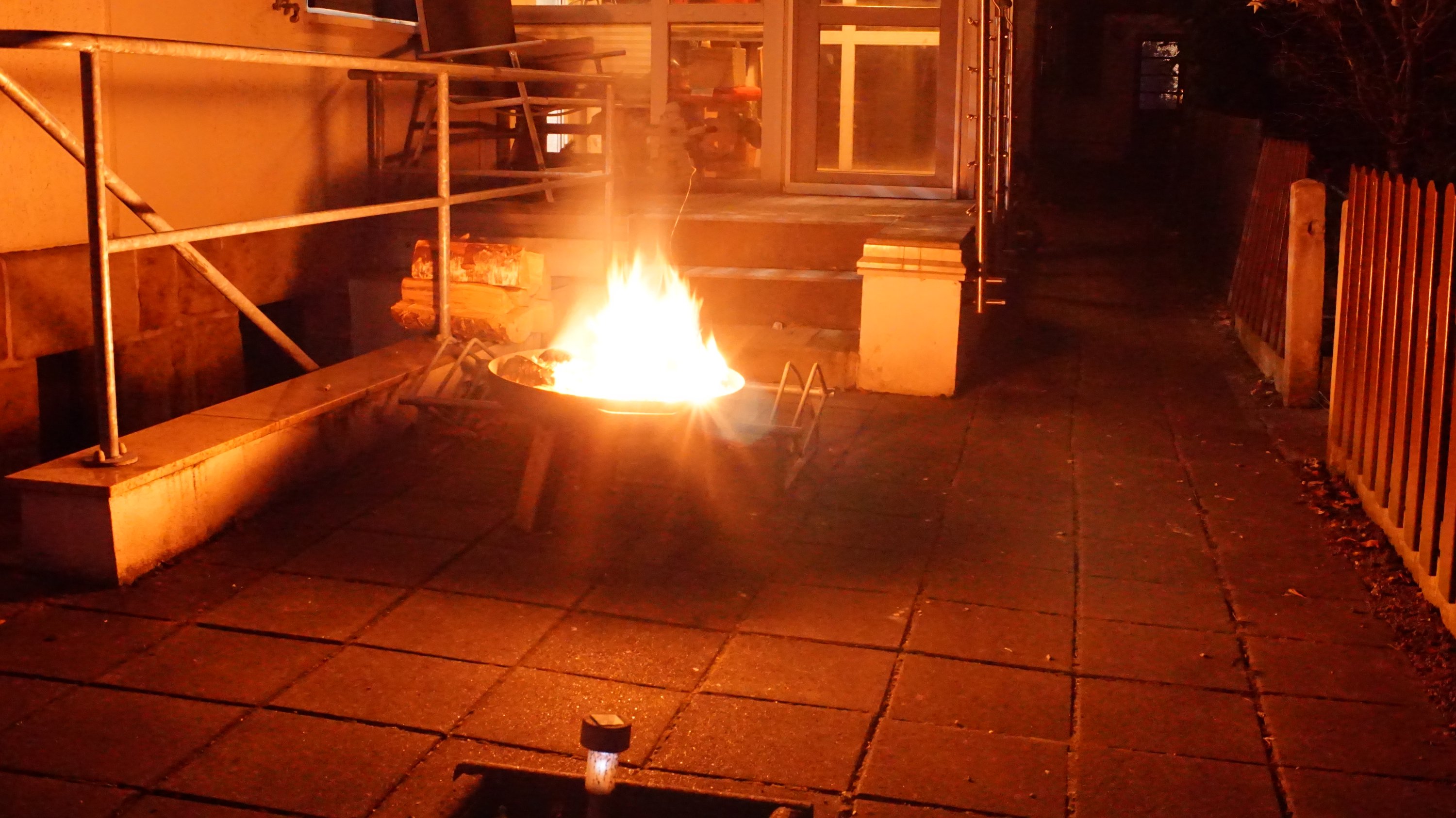 eine Feuerschale bei Nacht - kaum andere Lichtquellen