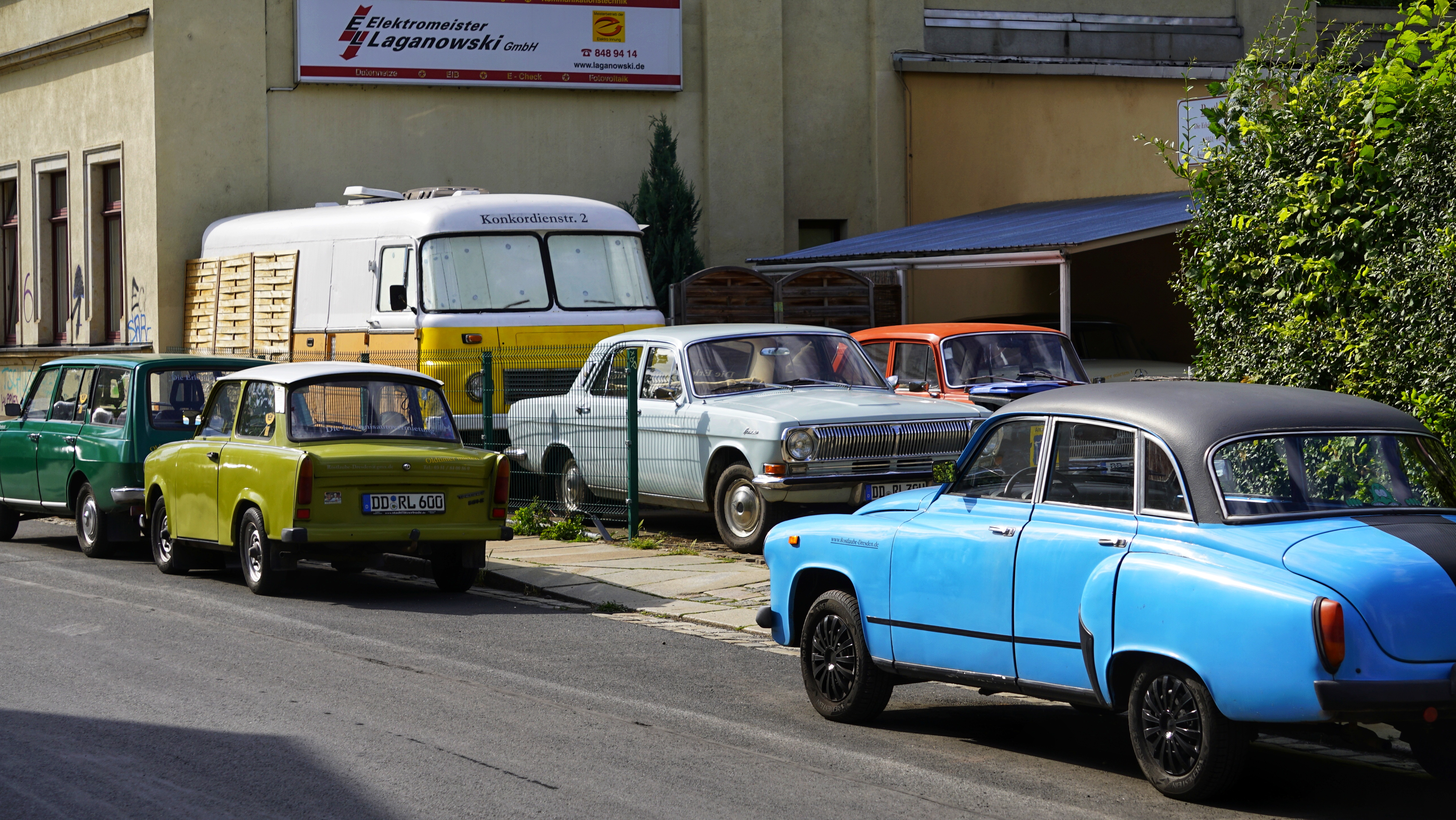 Mehrere sehr alte PKW, größtenteils 40+ Jahre, vermutlich alle fahrbereit, keines aus der hochpreisigen Region 