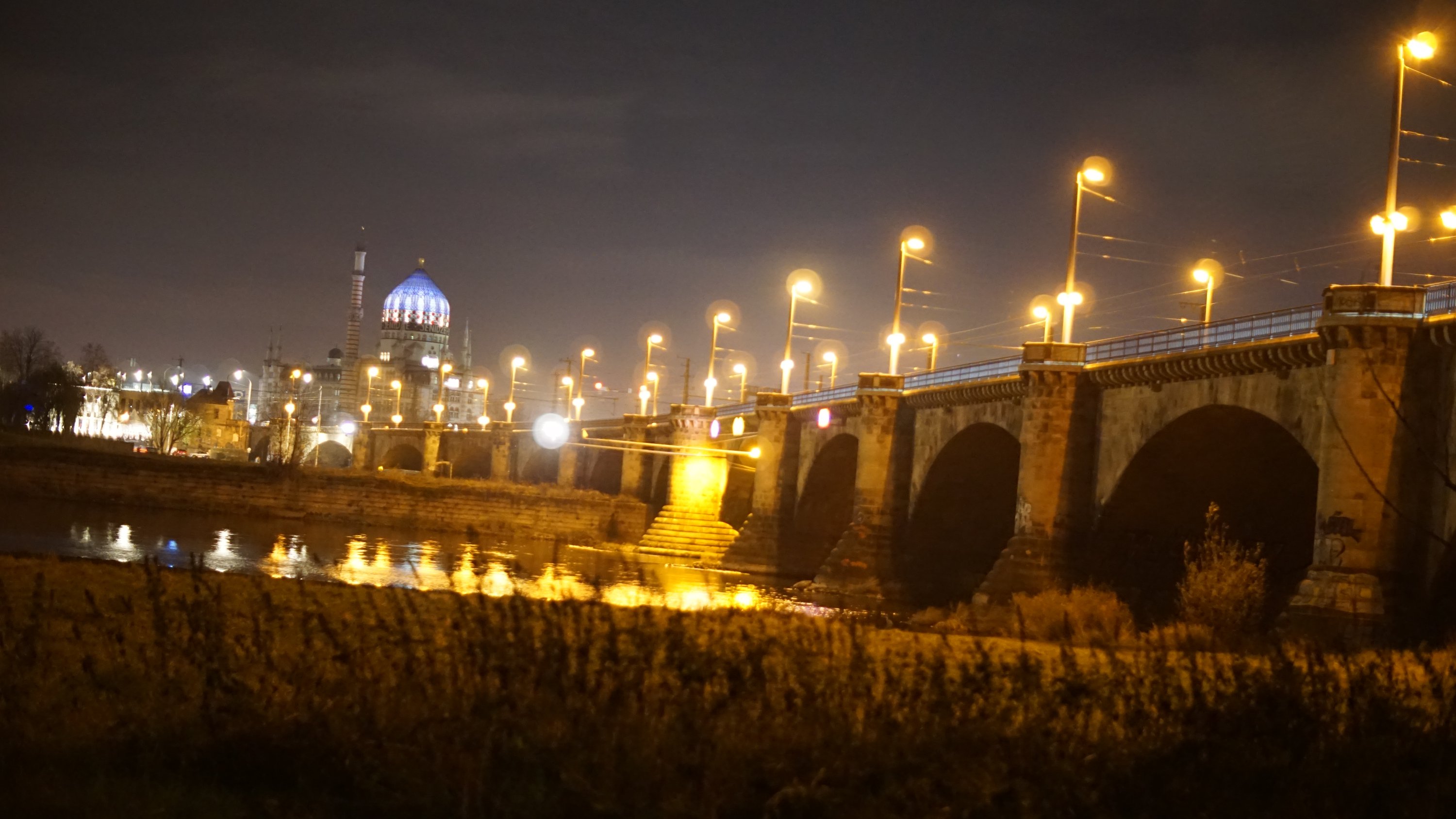 Blick entlang Marienbrücke, zur Zigarrenfabrik Yenidze