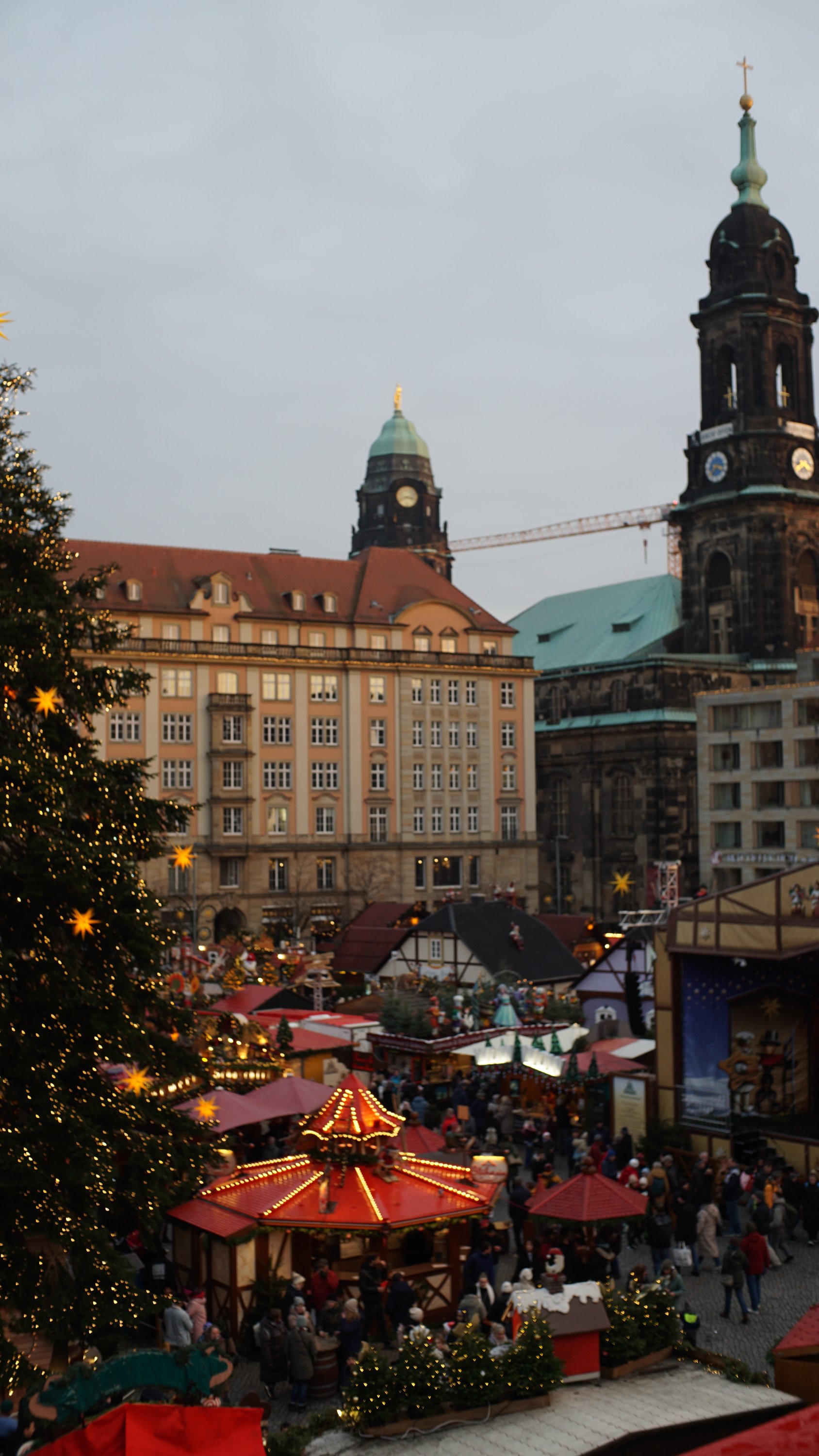 Blick über den Weihnachtsmarkt zur Kreuzkirche und Rathausturm 