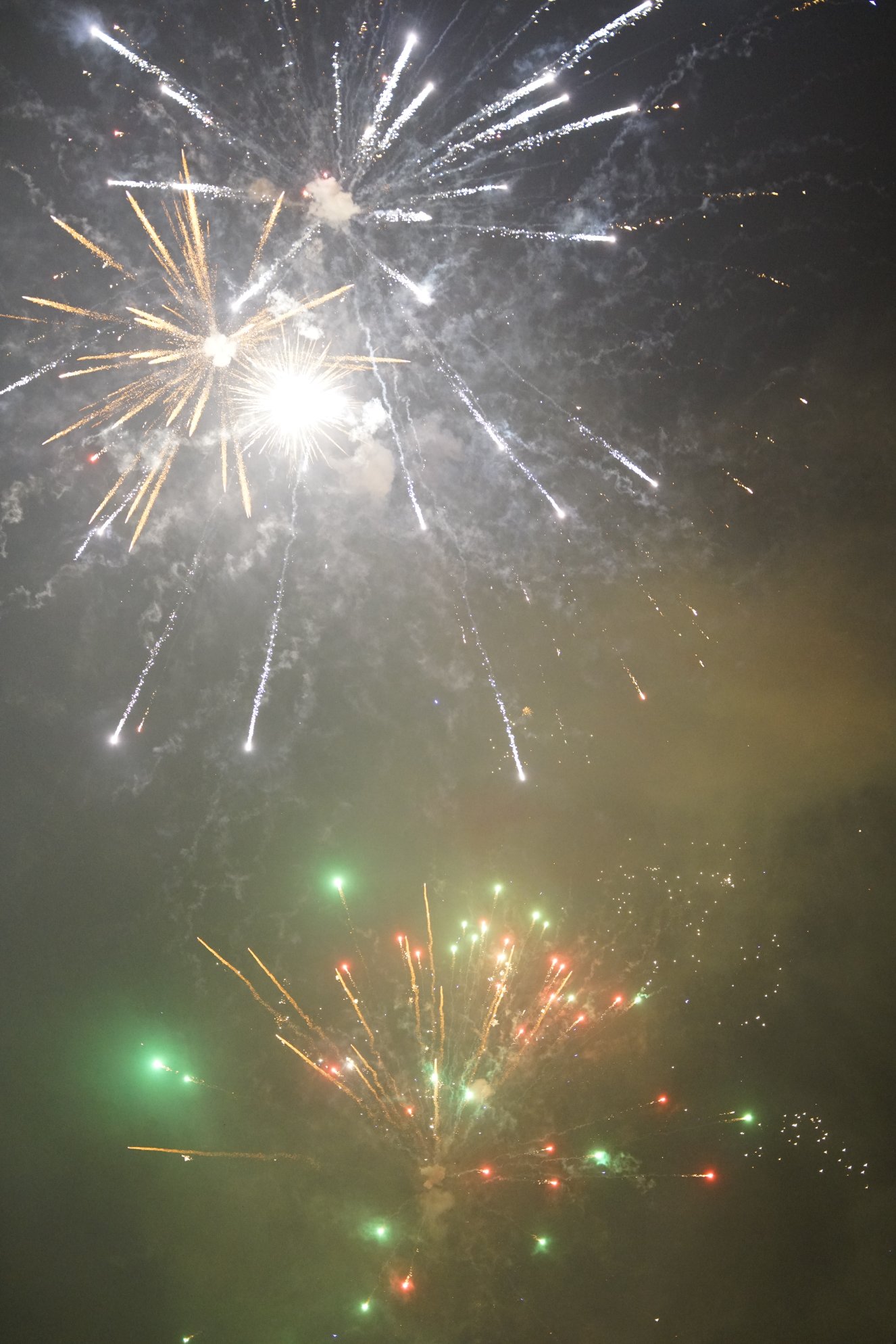 Mehrere bunte Explosionen 