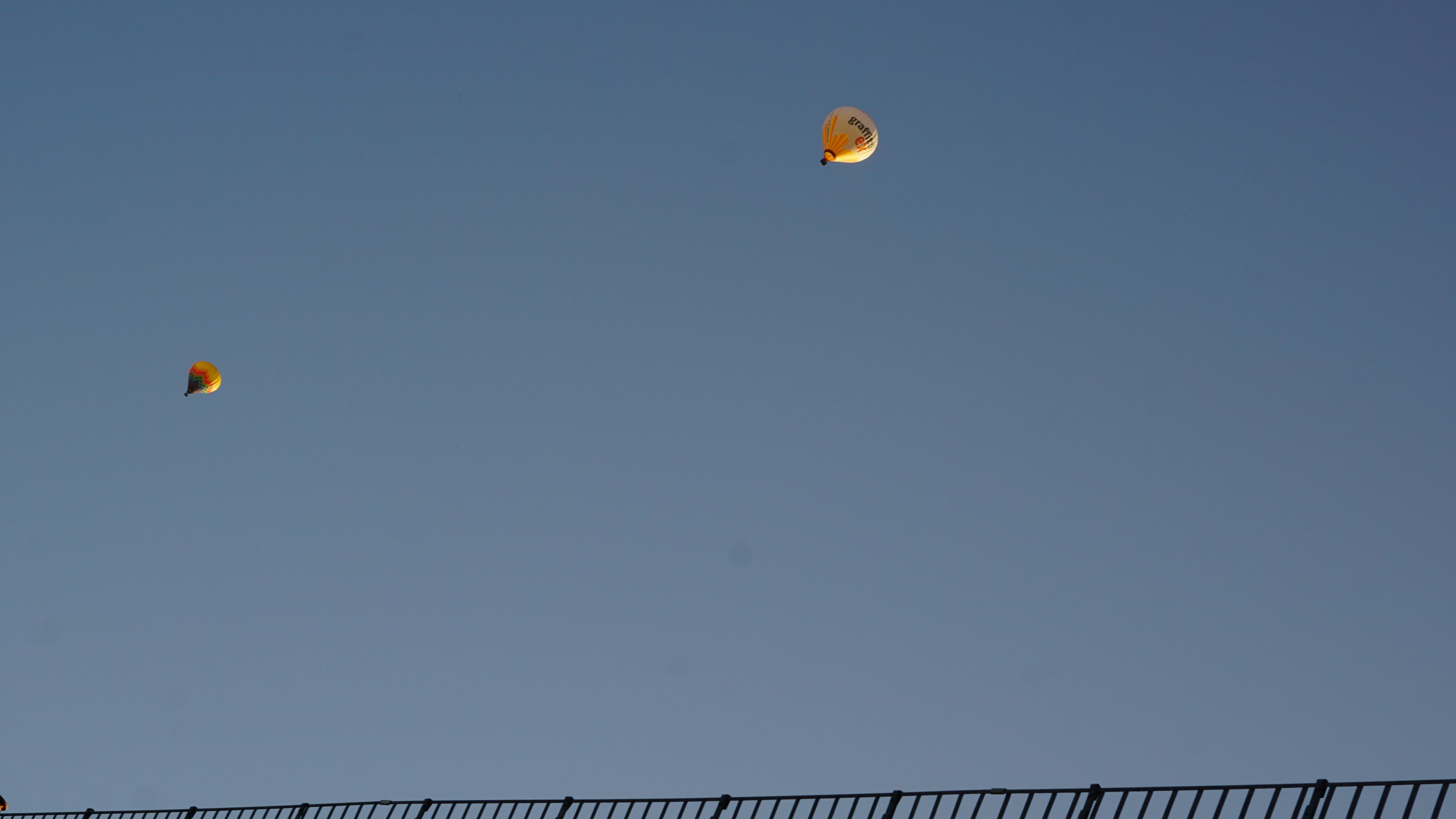 Schräges Bild mit Ballons und Dachkannte 