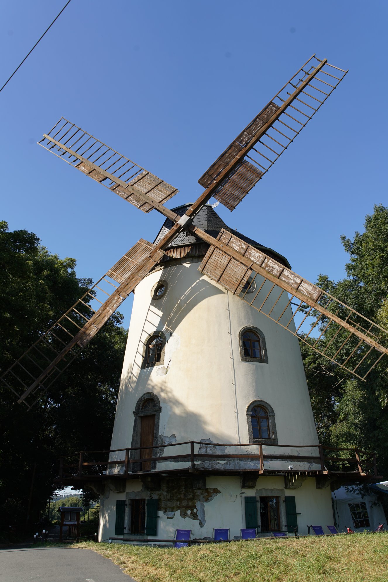 Windmühle frontal vom Radweg aus, bildschirmfüllend 