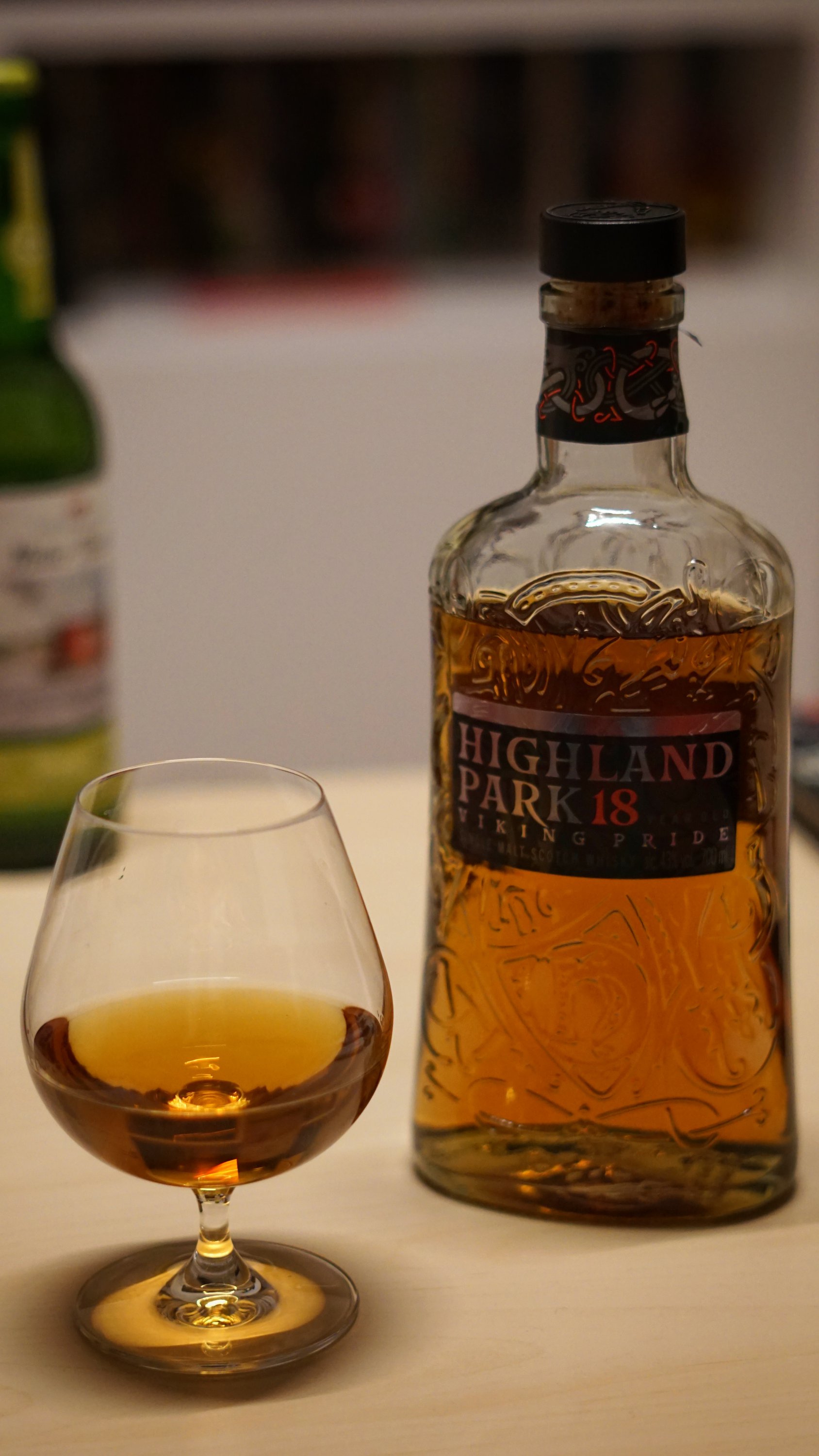 Eine frisch-geöffnete Flasche Highland Park 18
daneben ein Cognacschwenker mit dem fehlenden Anteil des Inhaltes