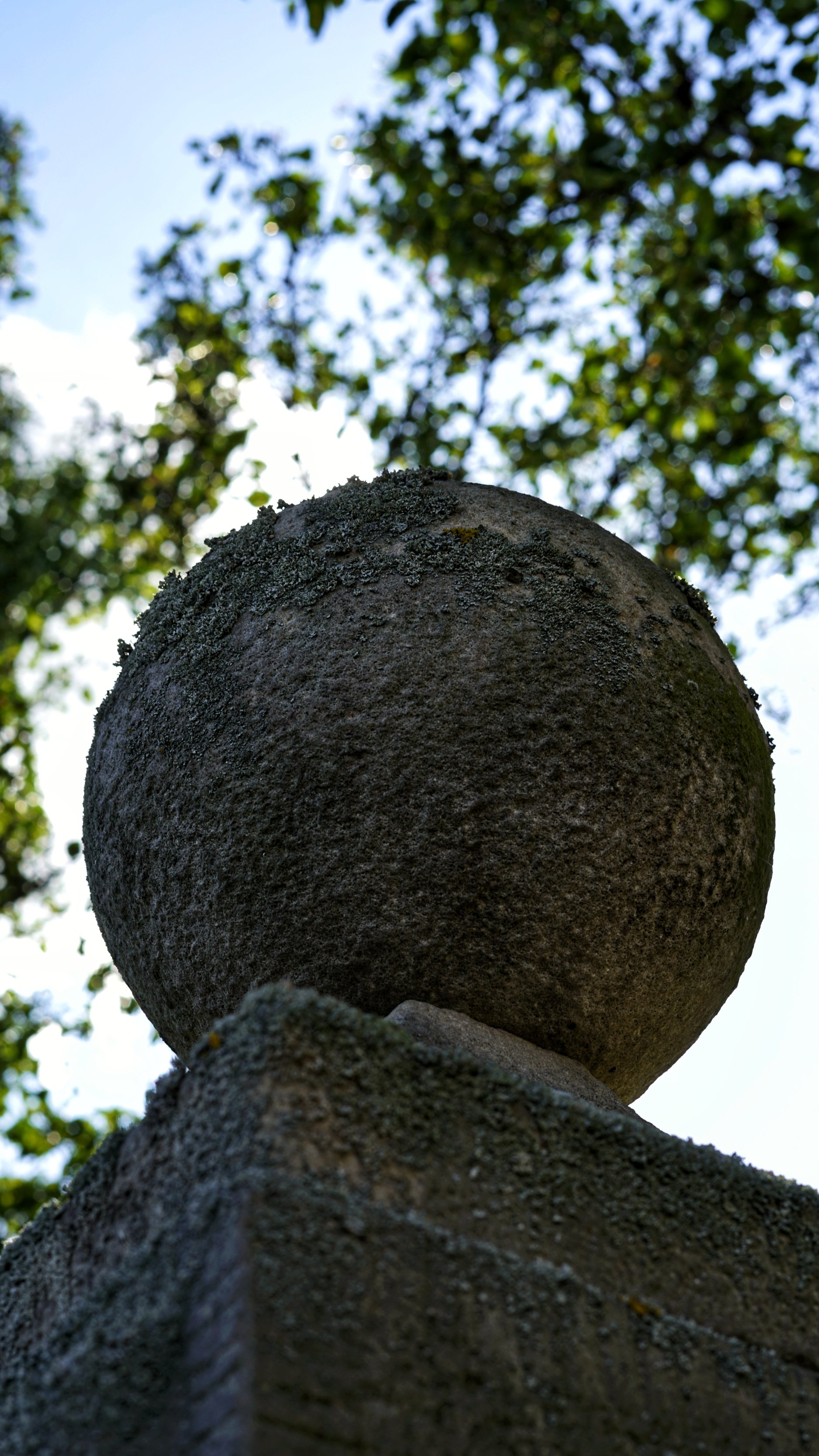Steinkugel auf einer Betonsäule