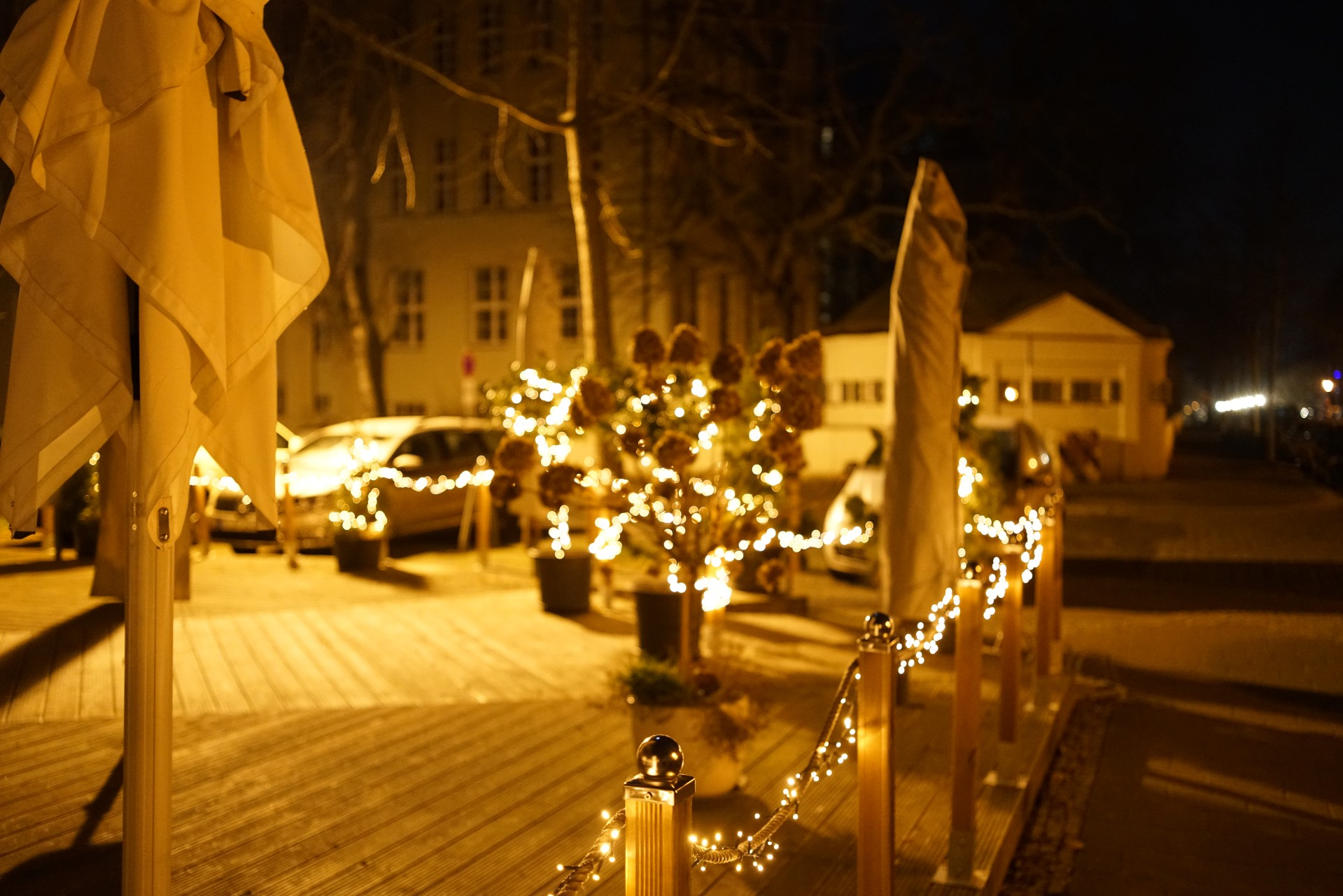 Nochmal Blick zu den Pflanzkübeln, an der Terrasse vorbei