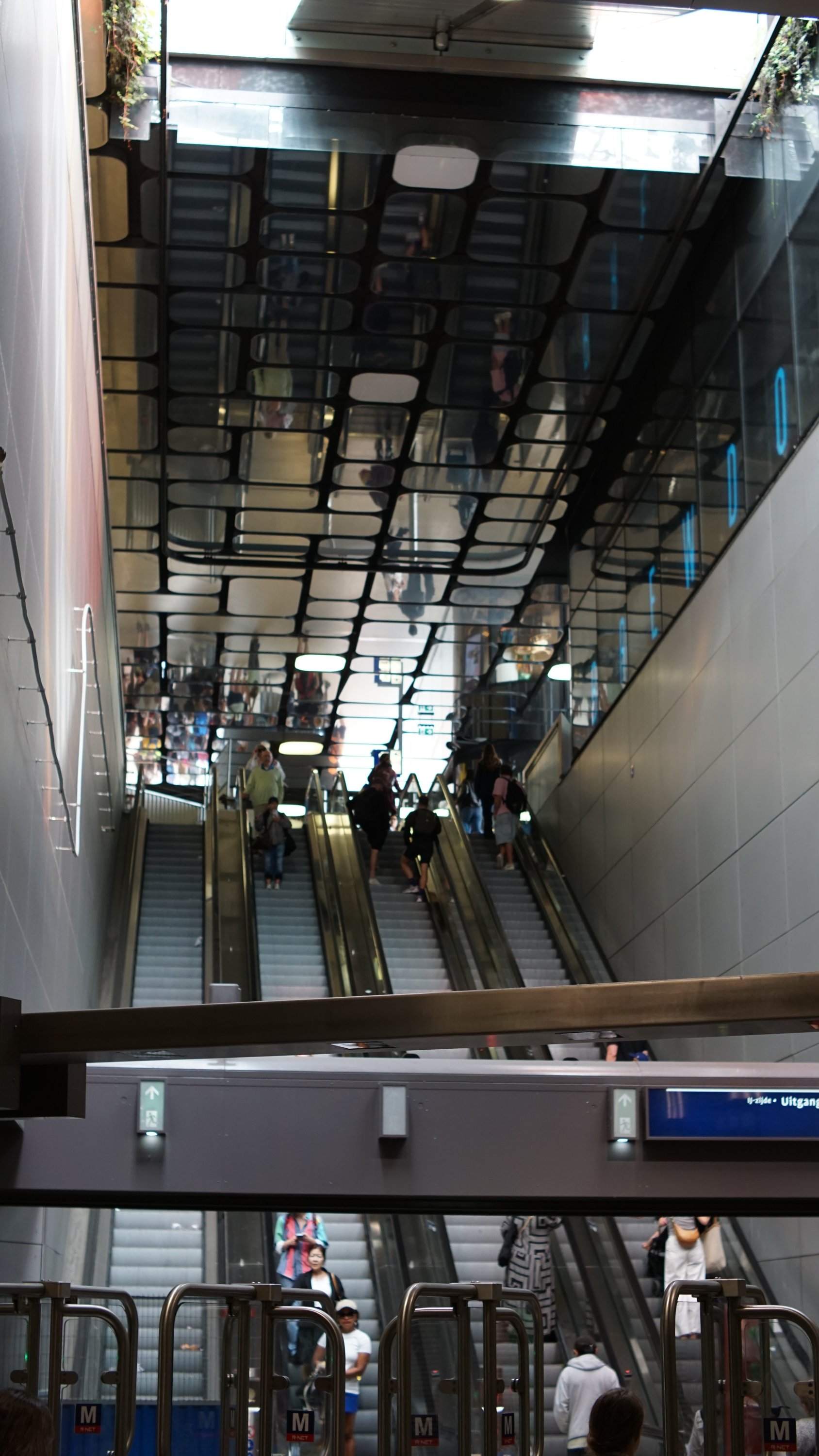 Rolltreppen und Eingangskontrolle mit im Bild 