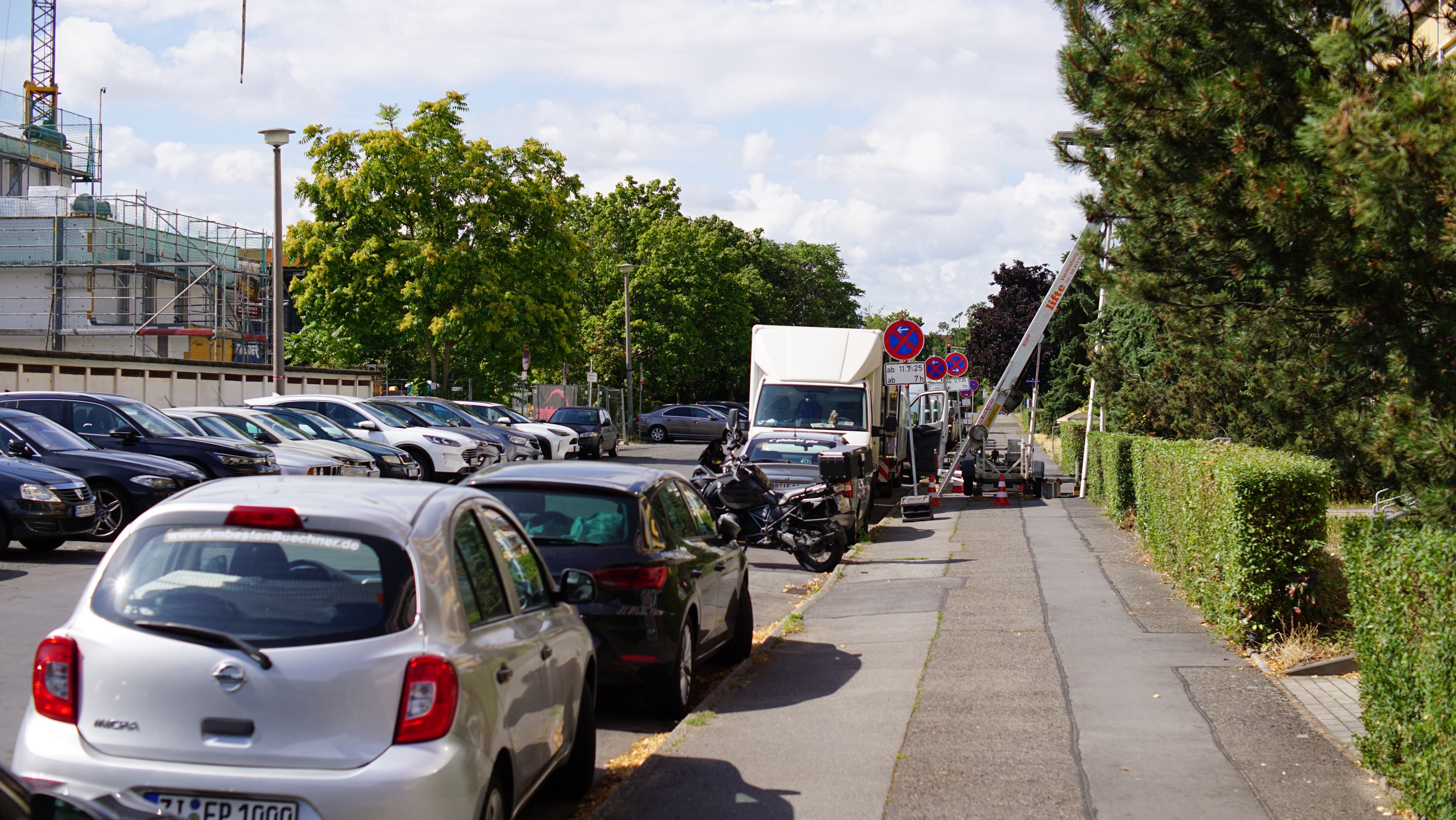 Zugestellter Fußweg, mit Außenlift 
Daneben zwei LKW, zwischen denen man auch nicht die Straße überqueren könnte.

Würde aber eh nix bringen, die andere Straßenseite hat keinen Fußweg, nur Parkplätze.

100m in Gegenrichtung zum Bild steht eine Grundschule.