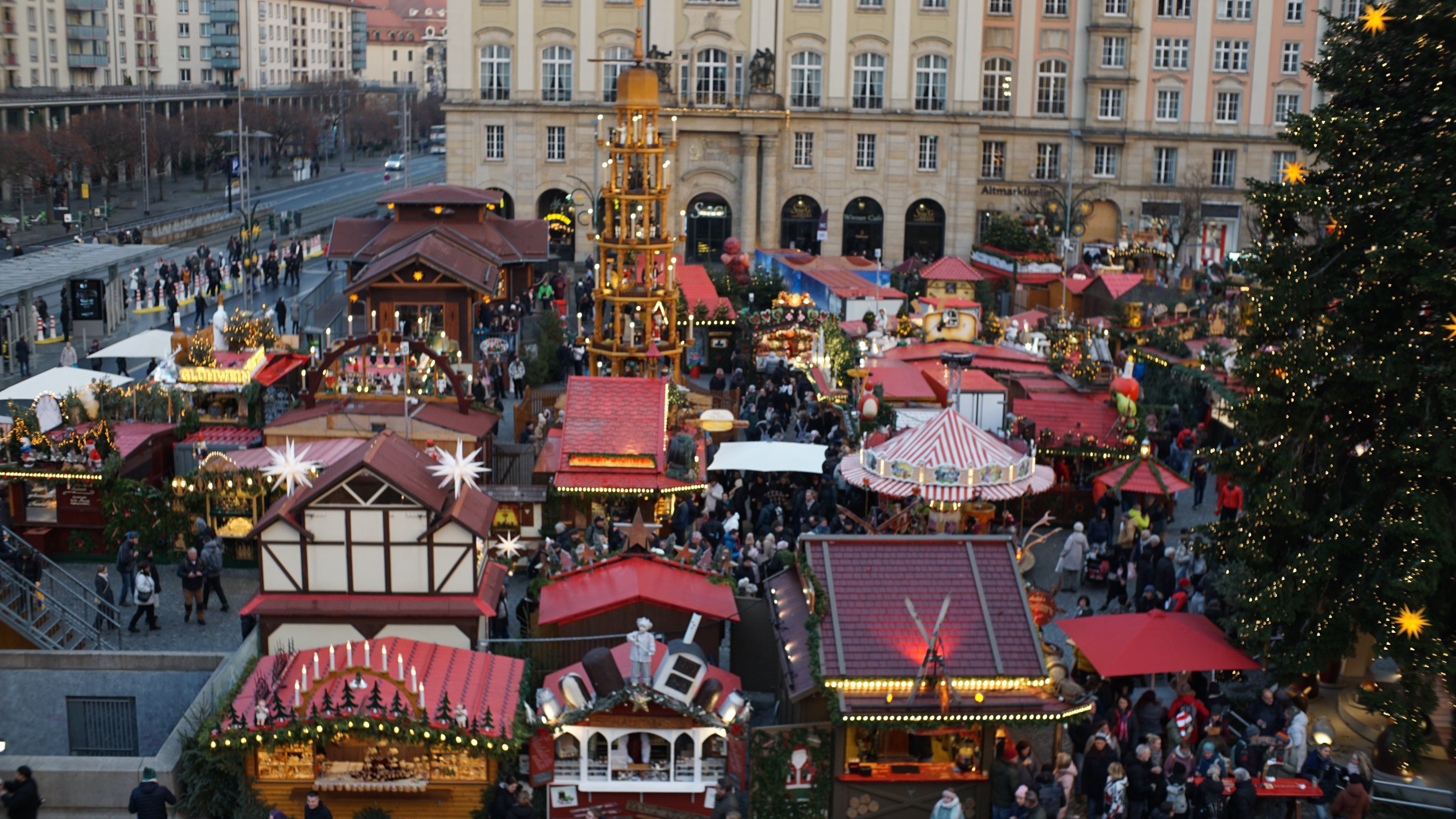 Blick von oben auf den Weihnachtsmarkt 