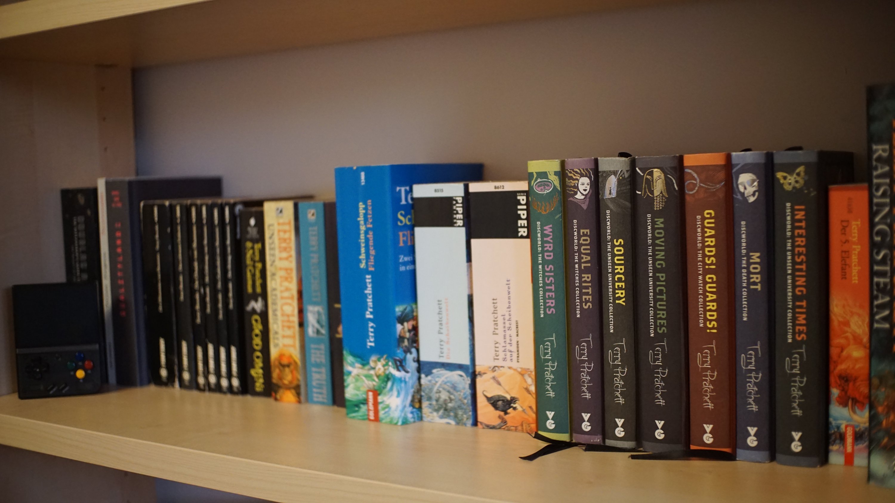 Selbe Szene, einige Wochen früher, nur 3-4 Bücher sind im Fokus, Rest ist unscharf.
