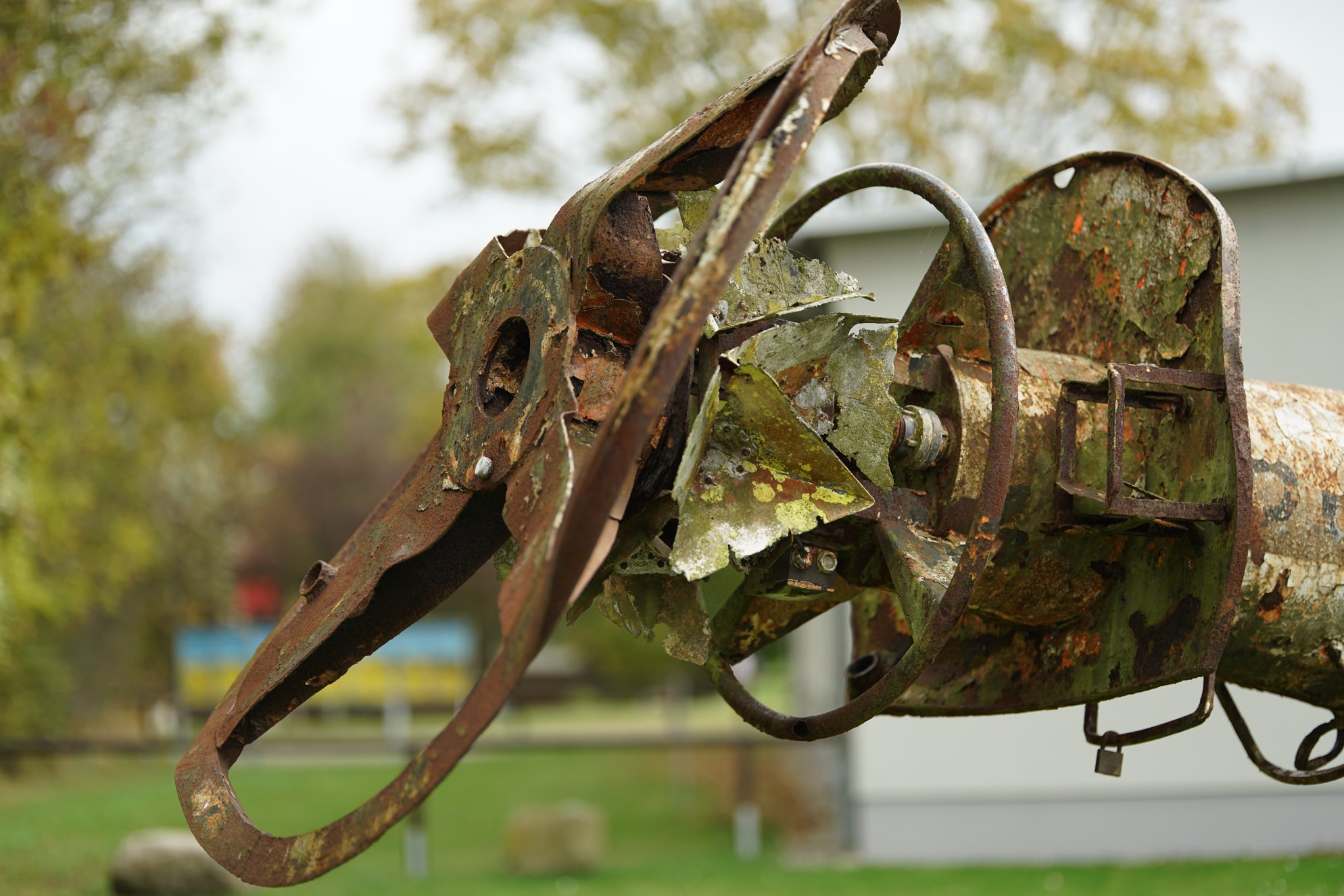 Das untere Ende einer alten Boje. Verbogene und auch sonst stark mitgenommene Metallkonstruktion unbekannter Funktion.