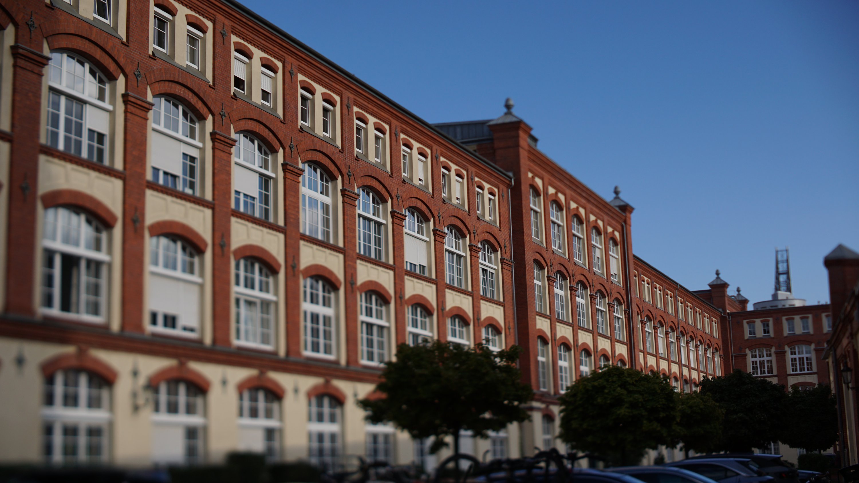 Industrieller Klinkerbau, lange Front mit vielen Fenstern 
Fokus-Ebene per Tilt entlang der Front gelegt 