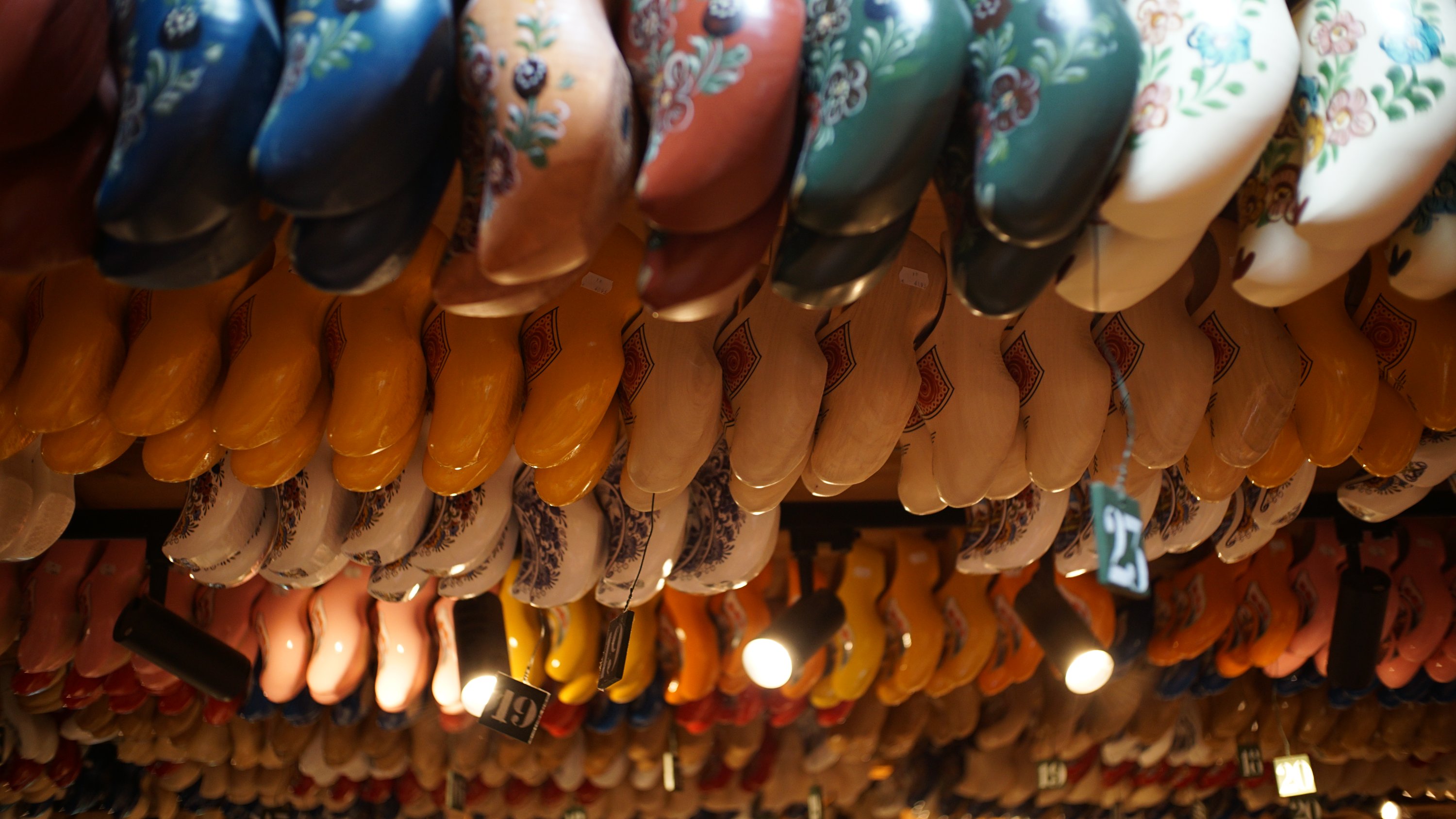 Schuhe aufgehängt unter der Decke 
