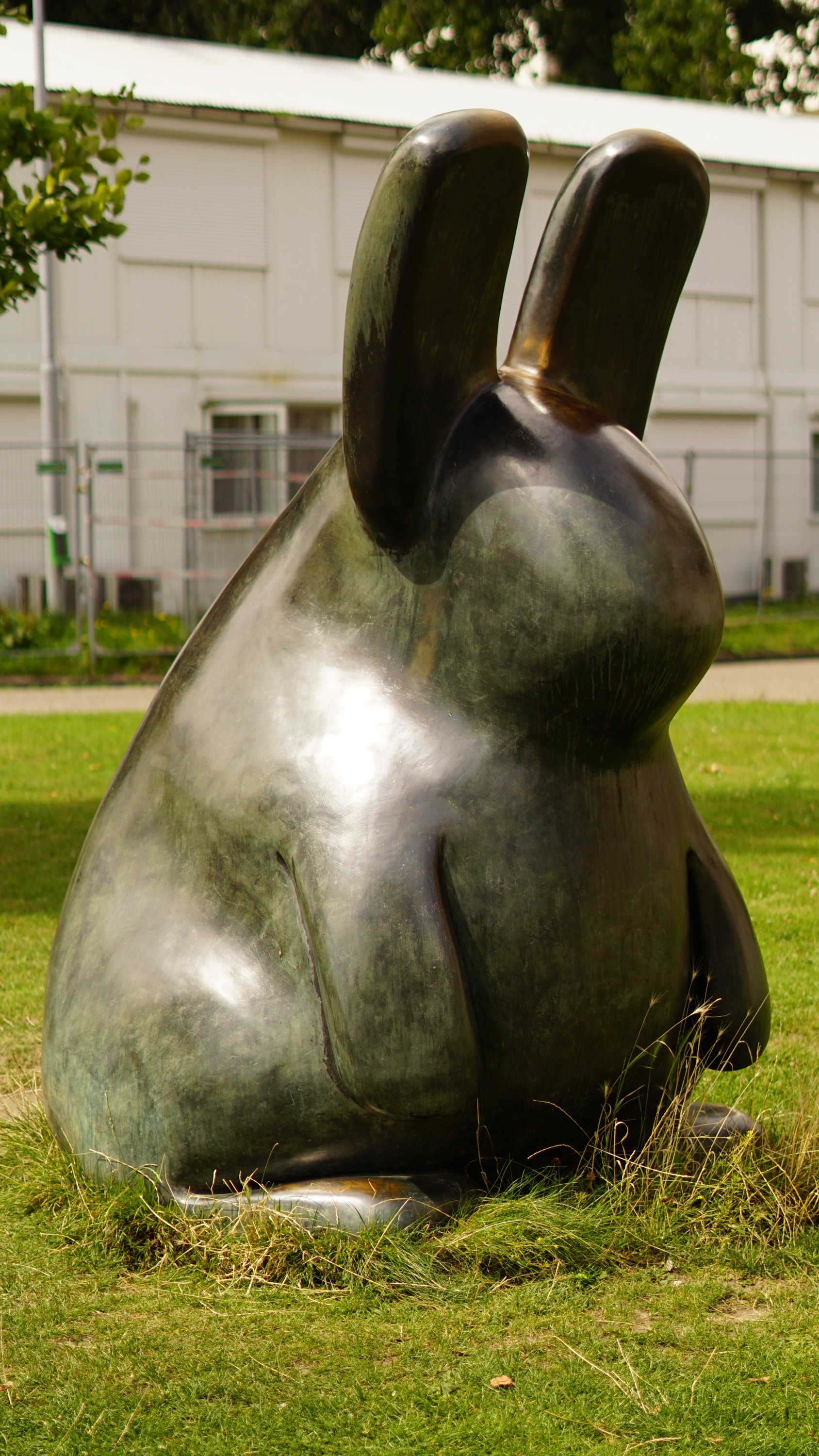 Hasenstatue aus poliertem Metall, nicht ganz 2m hoch