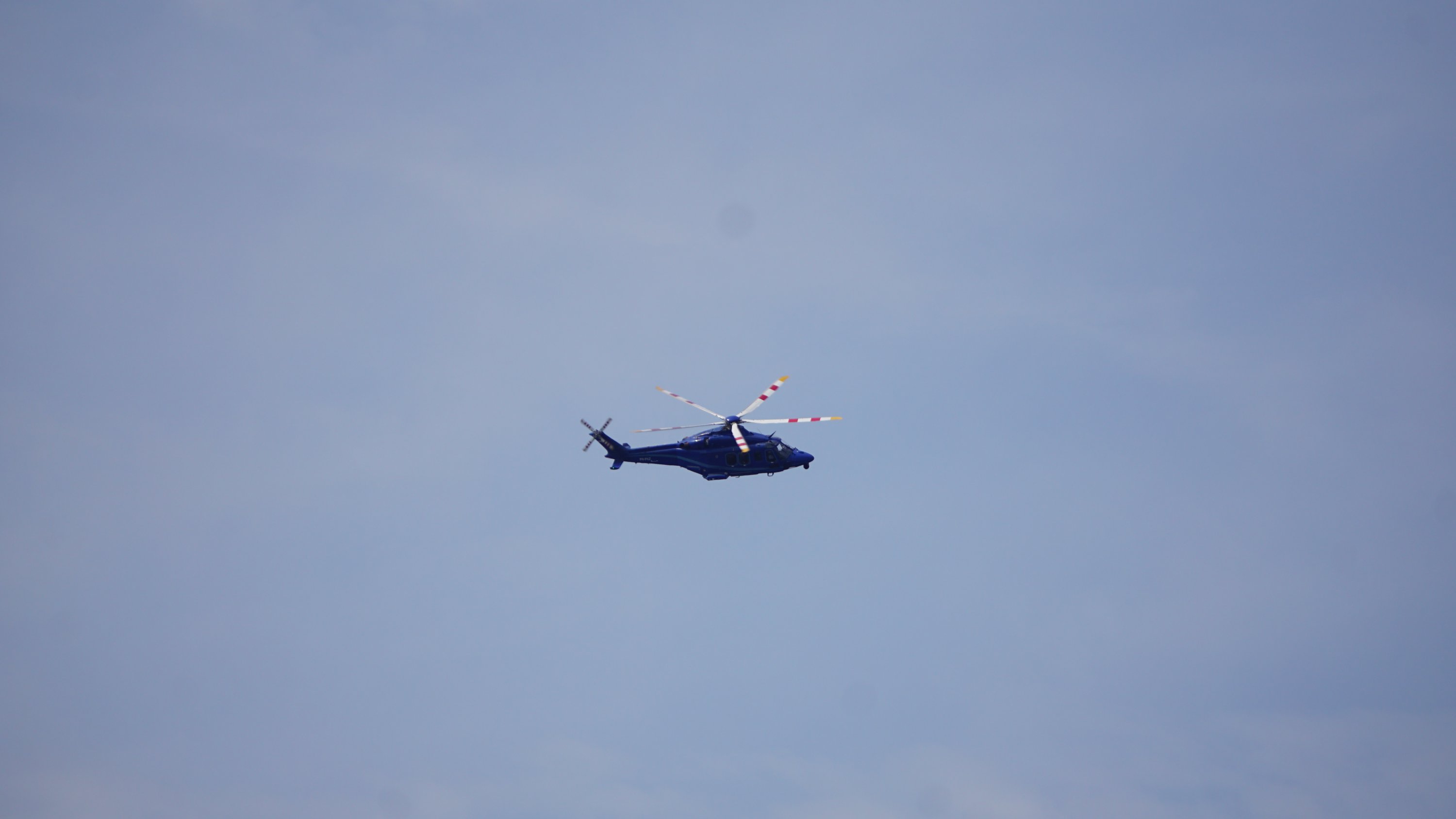 Der Hubschrauber nochmals von rechts, beim fliegen einer Kehre 