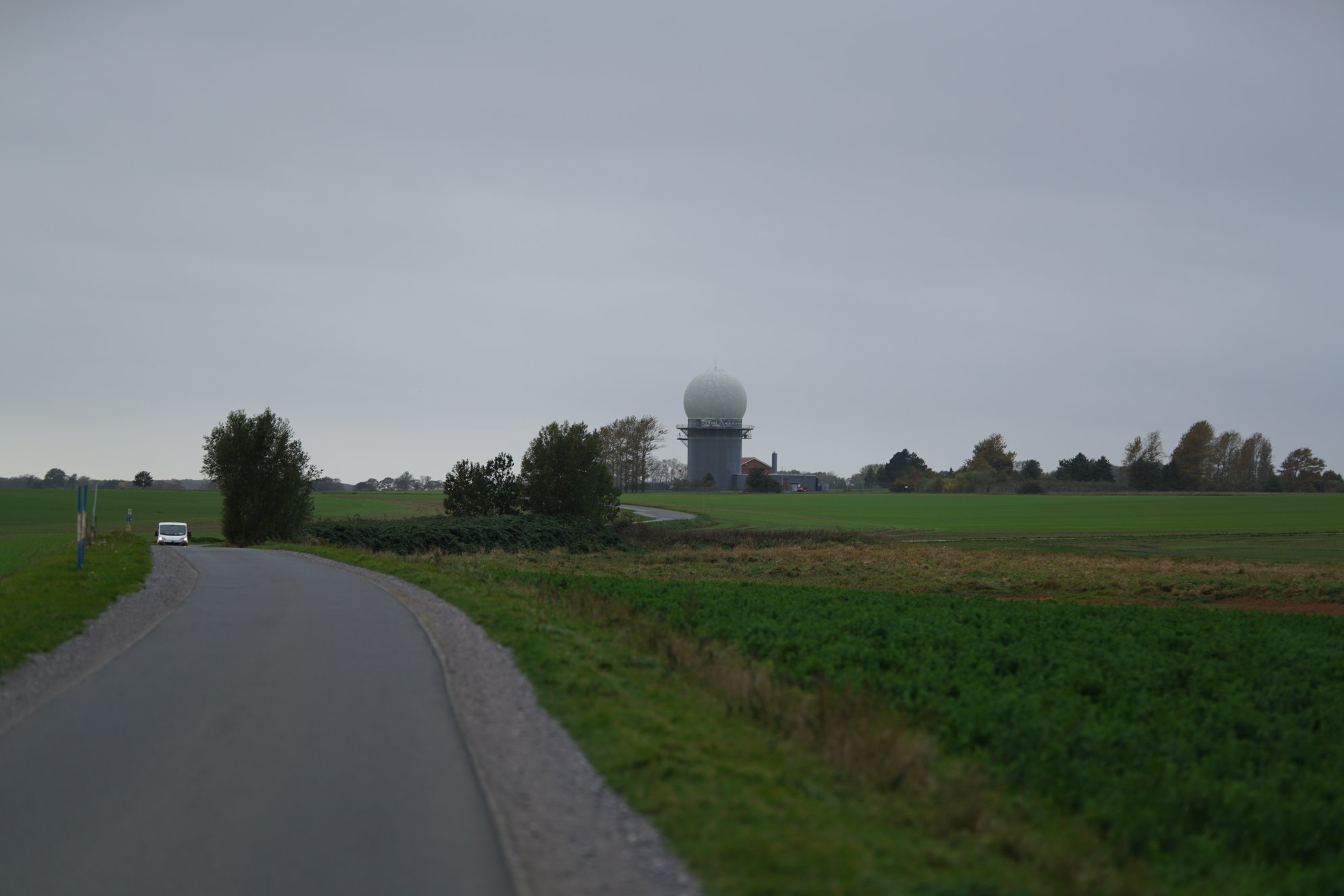 Blick aus etwas größerer Entfernung, zwei Kurven mehr Straße, Radom optisch kleiner 
