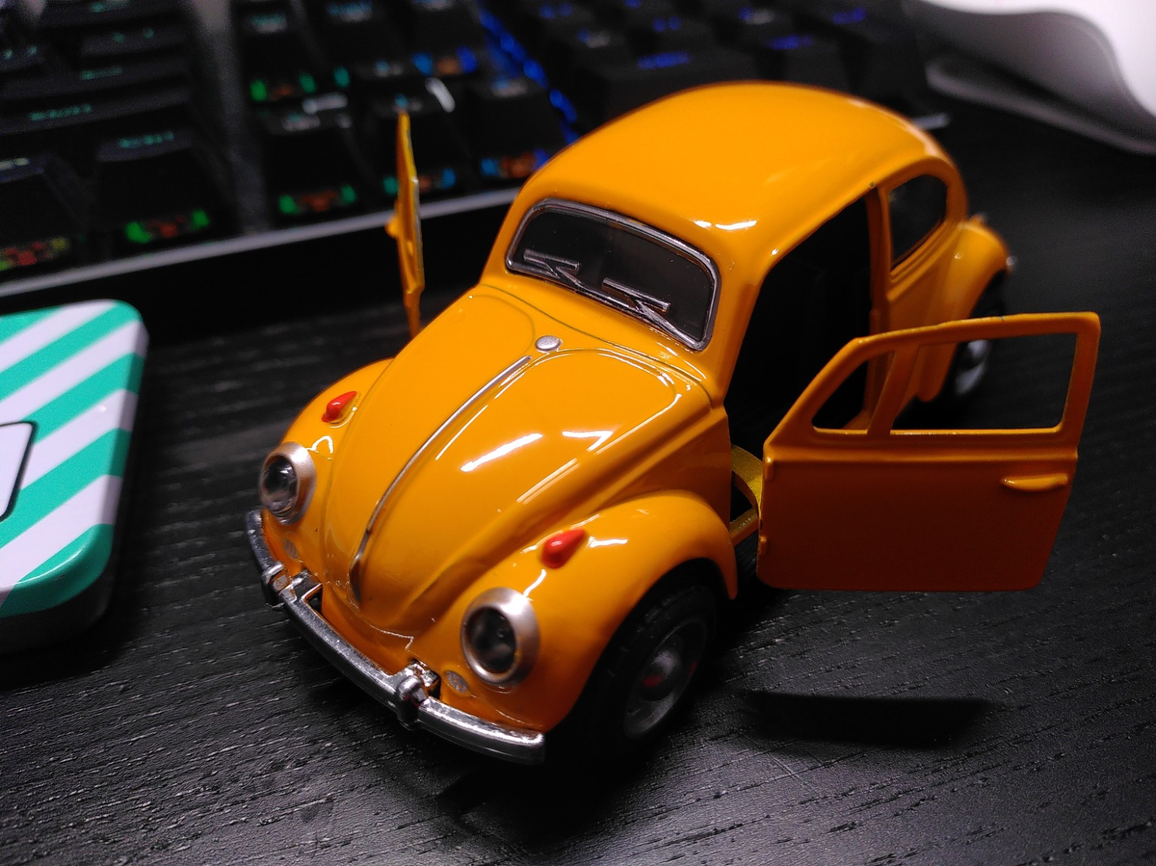 gelboranger VW Käfer, mit offenen Türen auf einem Schreibtisch gelboranger VW Käfer, mit offenen Türen auf einem Schreibtisch