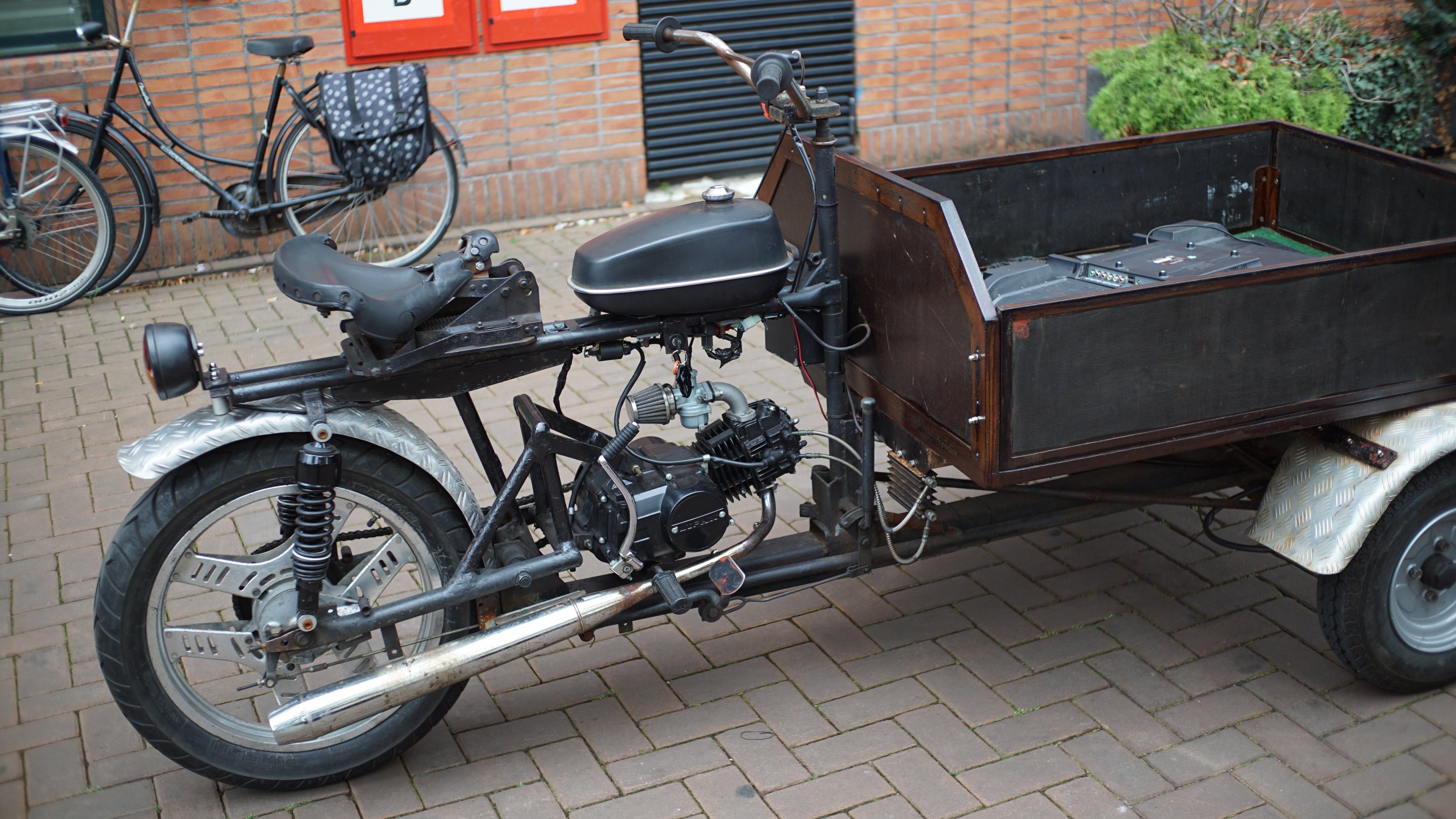 Dreirad-Moped mit großer Ladefläche vorn