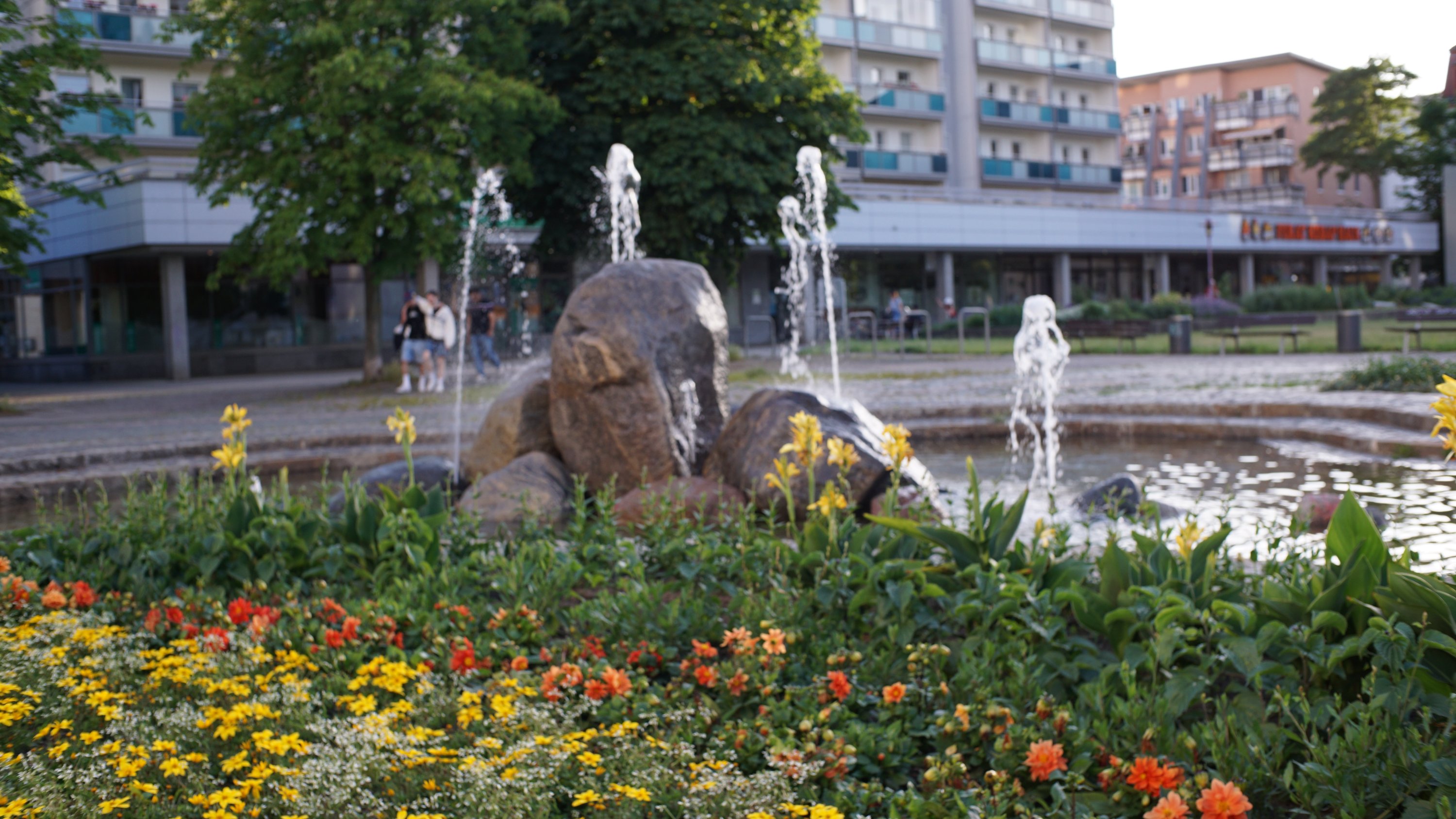 Von weiter weg, mit Blumendekoration 