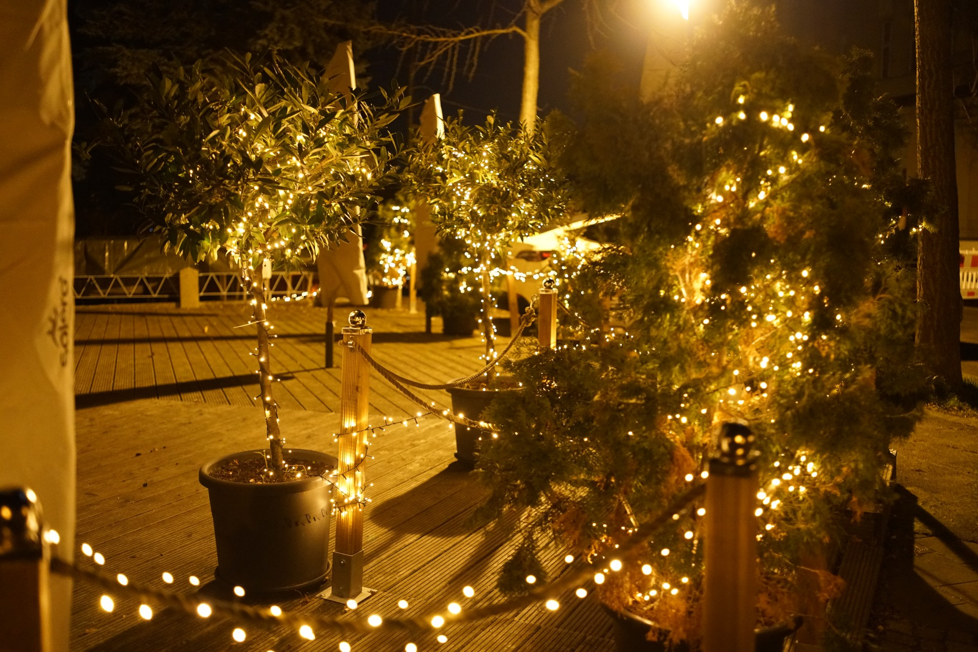 Planzkübel und Absperr-Girlande, mit vielen kleinen Lämpchen