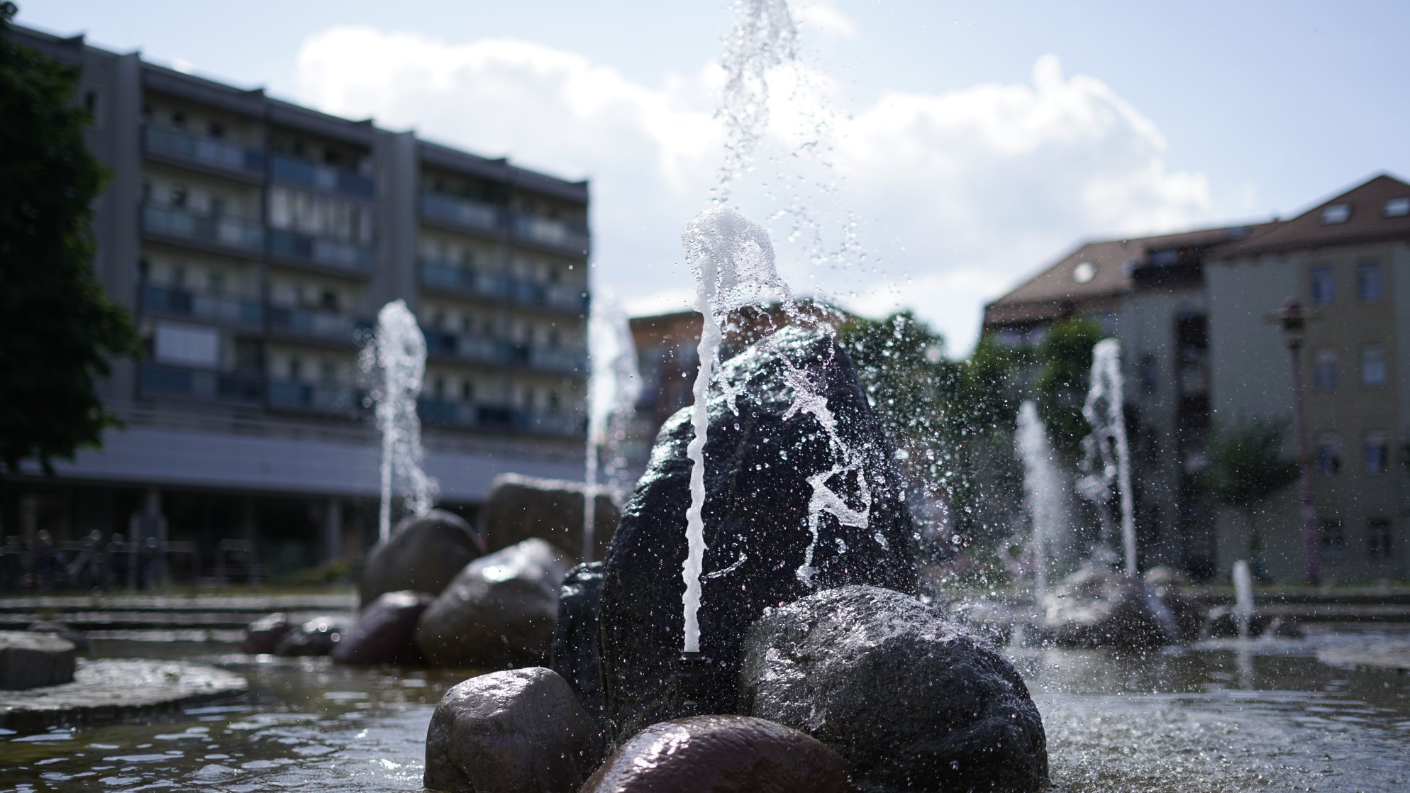 Fontänen und Wassertropfen im Gegenlicht 