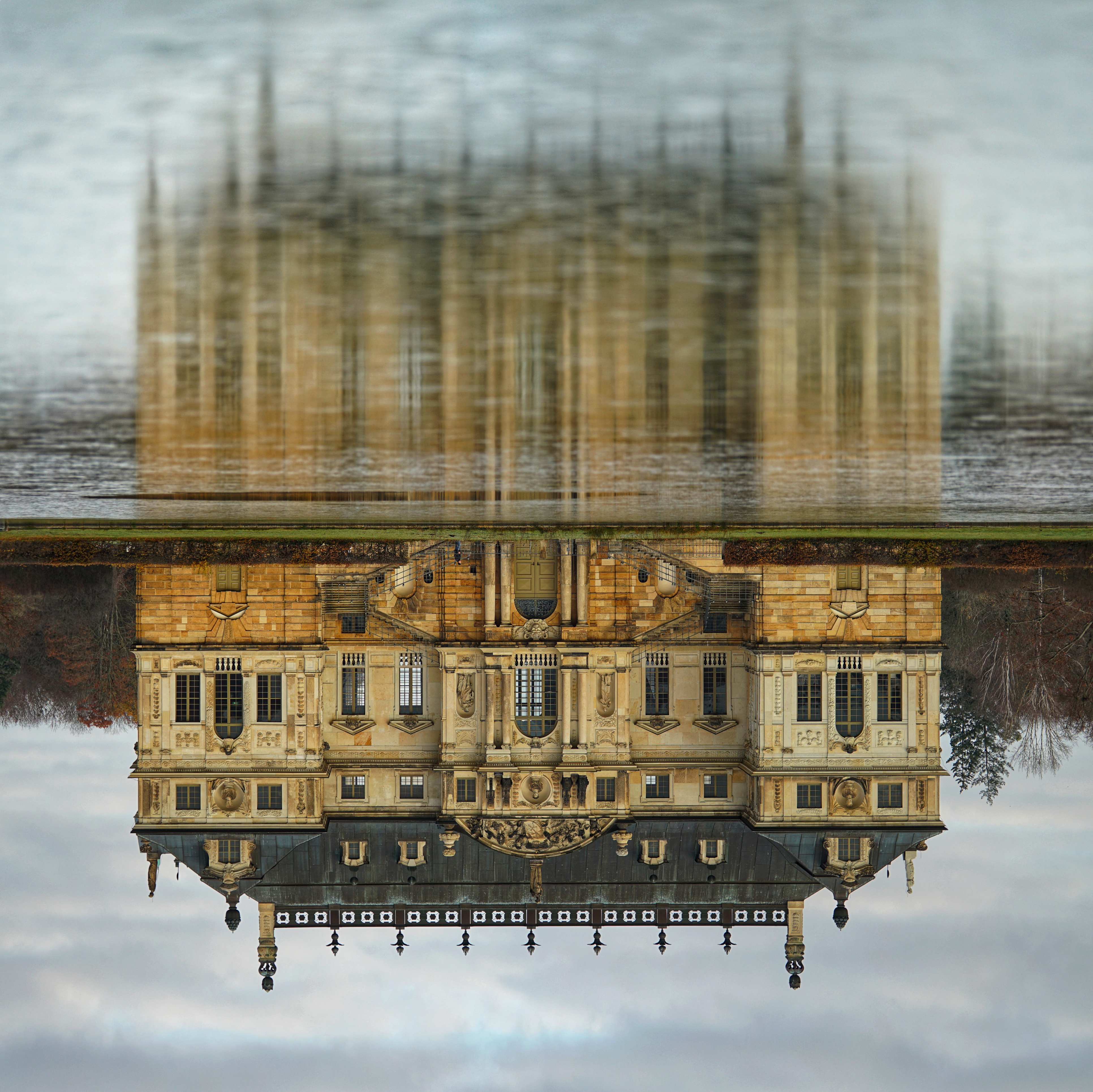 Gedrehtes Bild vom Palais über seiner Spiegelung im Eis 