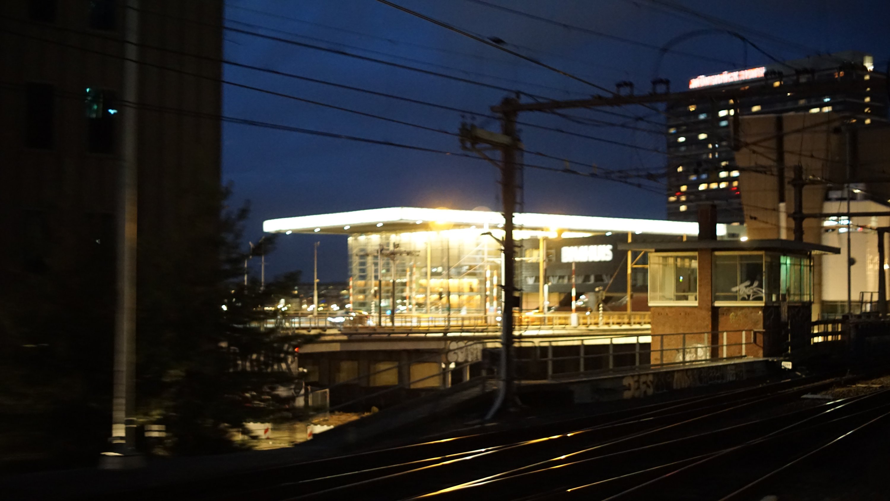 Nächtliche Umgebung des Bahnhofs in Amsterdam 