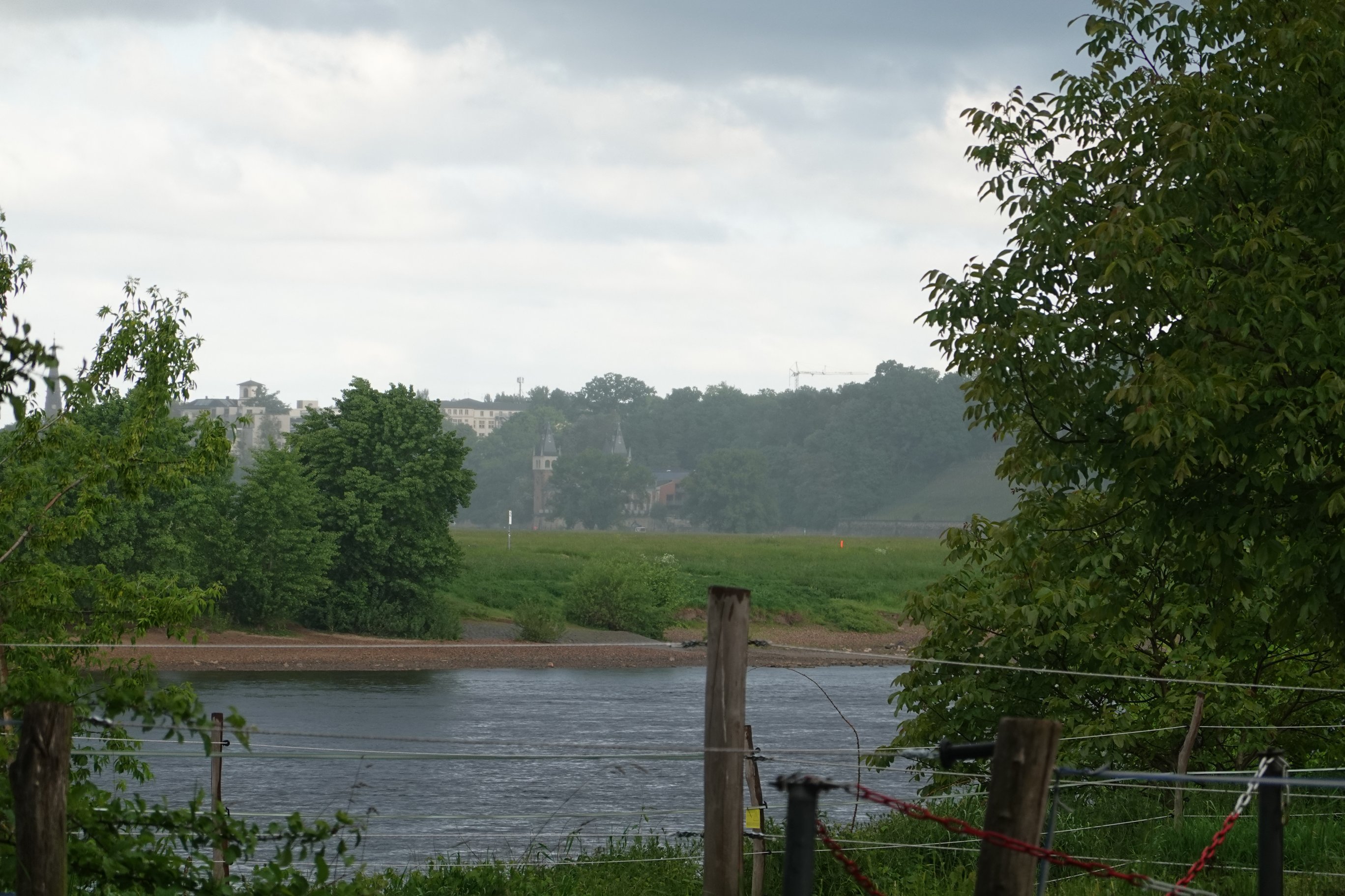 Blick zur Elbe, bei durchwachsenem Wetter 