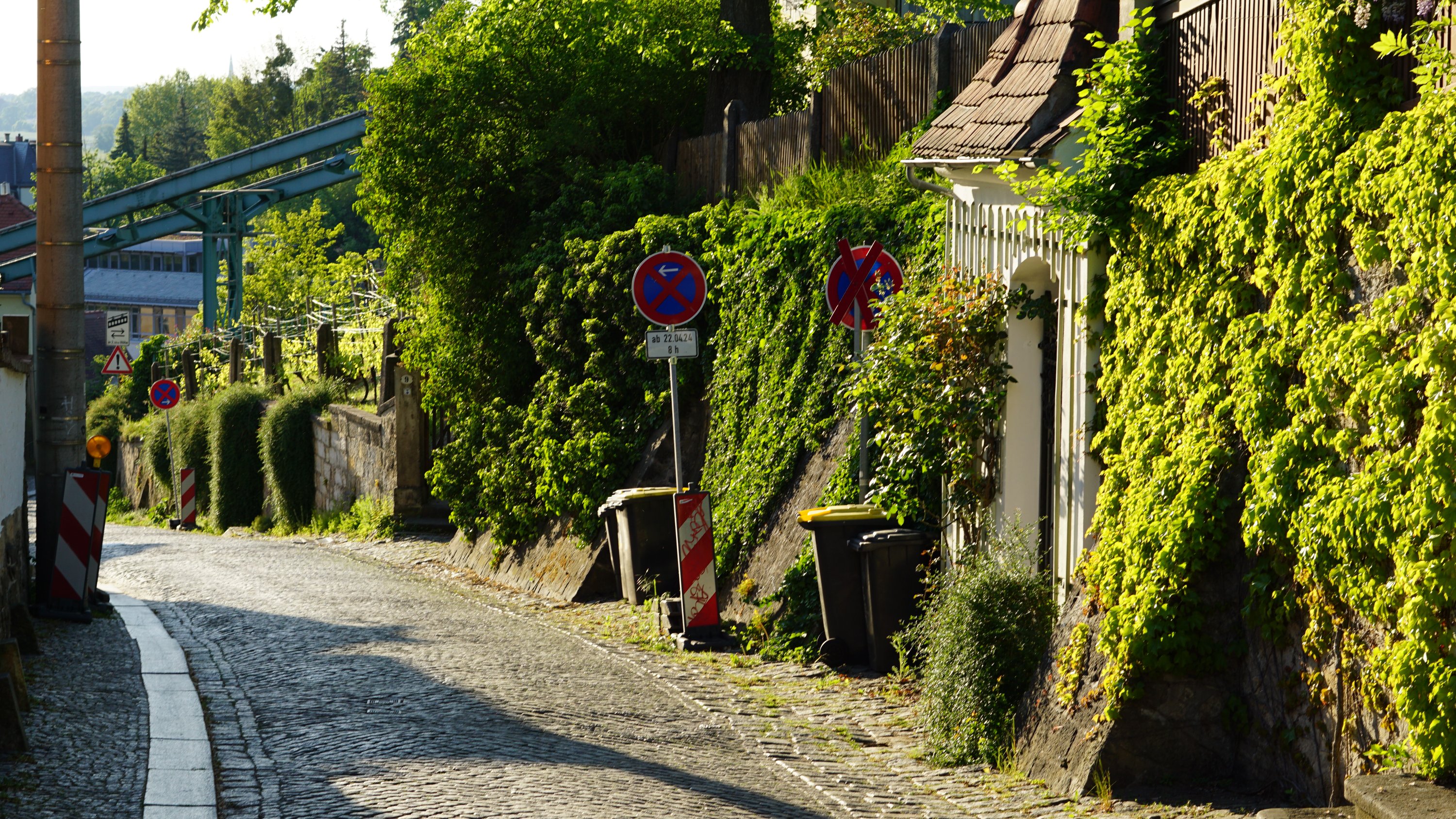Schmale Straße von der Talstation nach oben, die Aufhängung der Bahn quert 