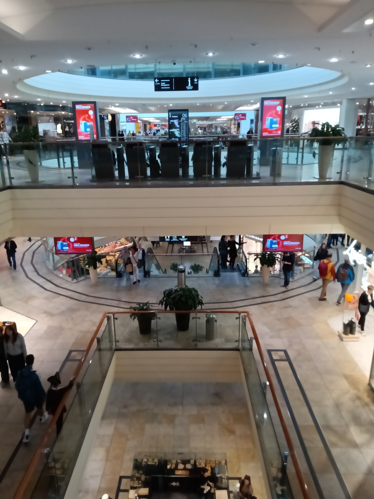 blick vom 2. OG durch ein Einkaufszentrum nach unten
alles an dem Bild ist schlecht - nicht mal der Blickwinkel ist mittig im Gebäude blick vom 2. OG durch ein Einkaufszentrum nach unten
alles an dem Bild ist schlecht - nicht mal der Blickwinkel ist mittig im Gebäude