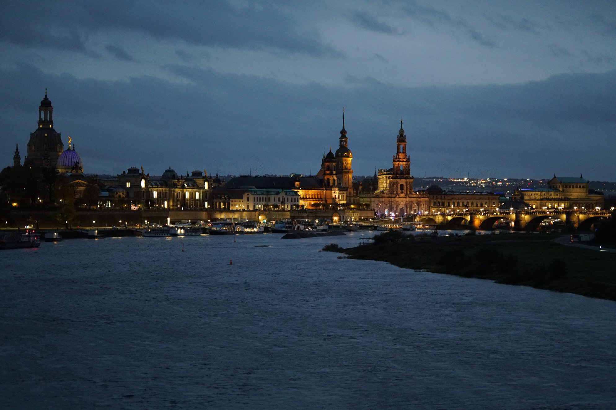 Blick von der Albert-Brücke zur Altstadt, zwischen Frauenkirche und Semperoper 