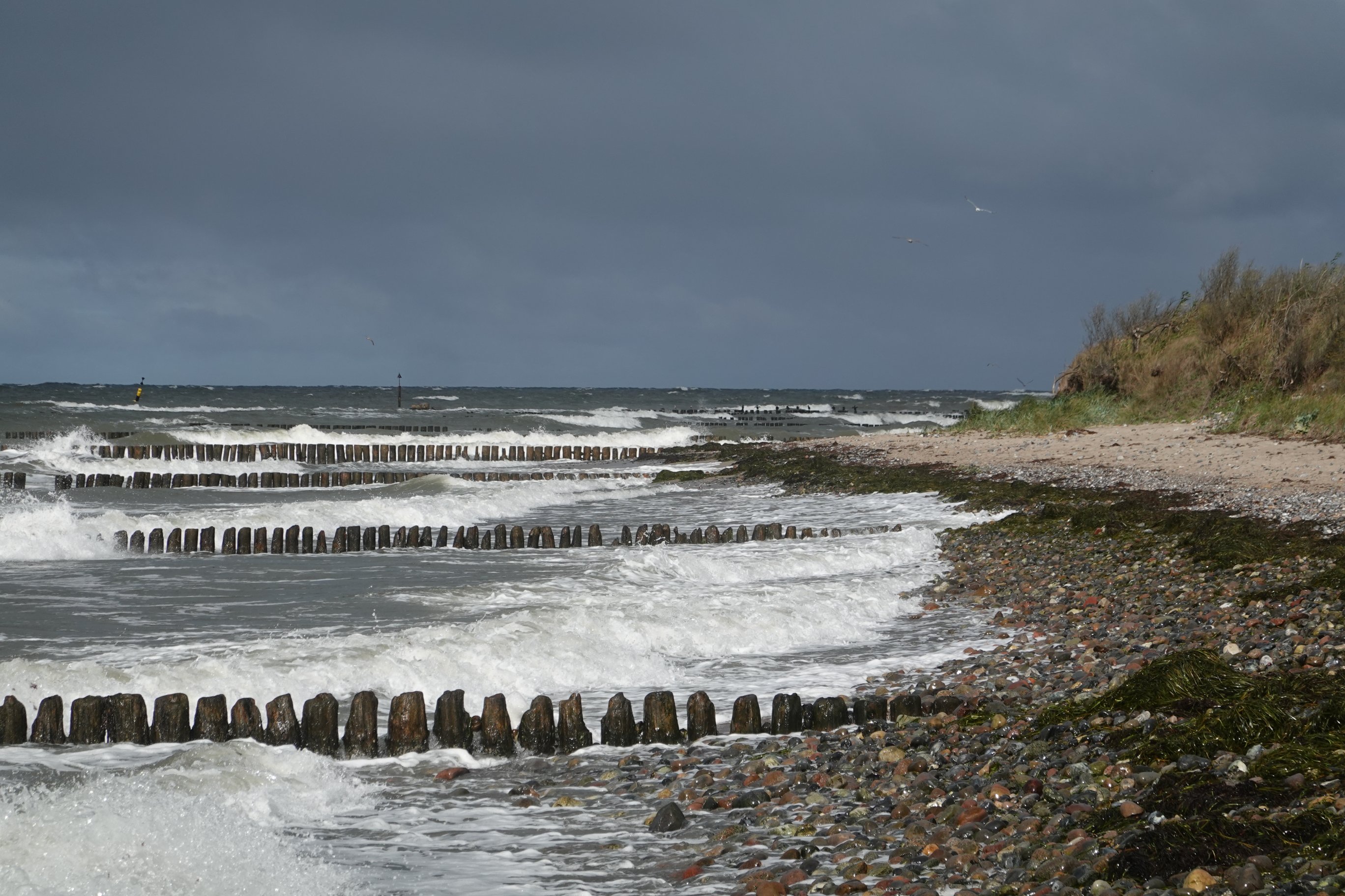 Mehr brechende Wellen und Schaum 