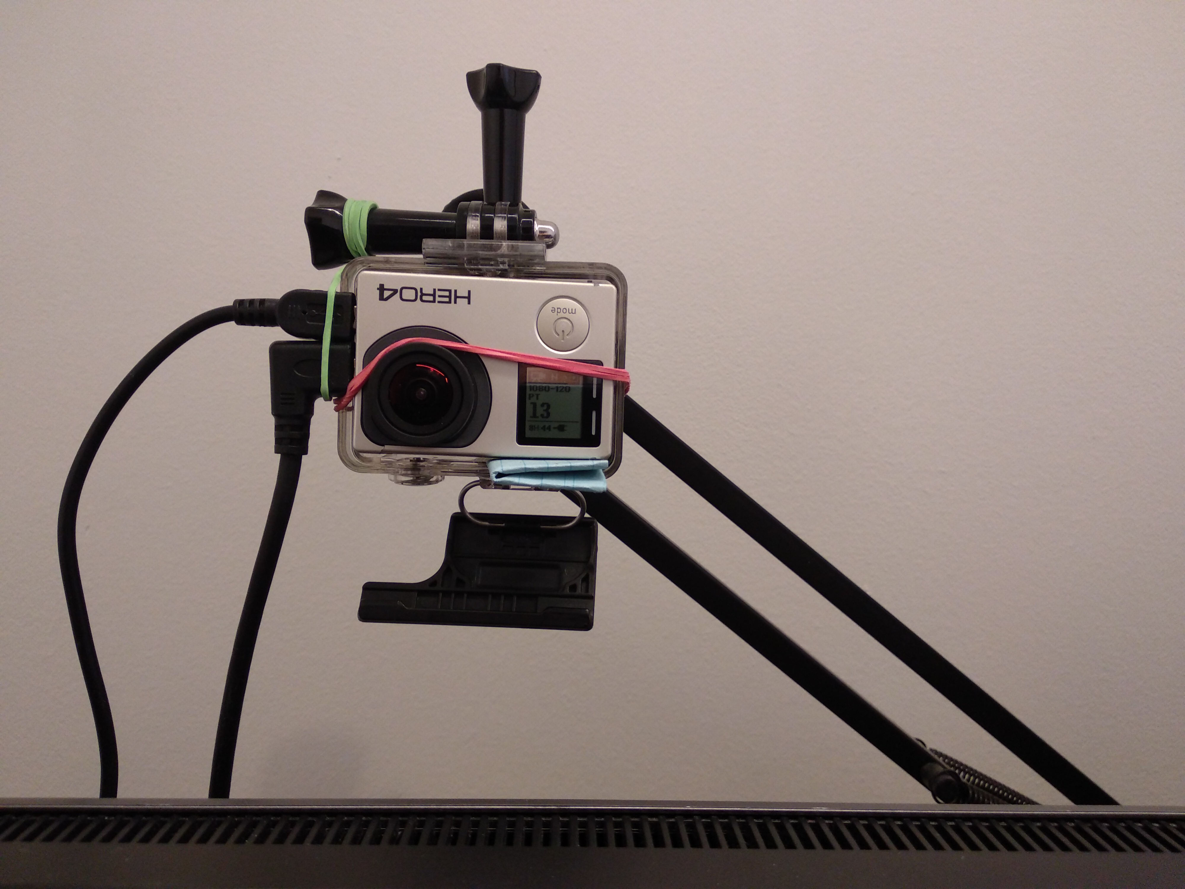 Eine Gopro Hero4 mit Gummibändern an einer beweglichen Halterung über den Schreibtisch gehängt. Kamera hängt verkehrt rum - aber kann sich ja in Software drehen.
Gehäuse muss offen bleiben, weil es keine Löcher für die Kabel hat. Eine Gopro Hero4 mit Gummibändern an einer beweglichen Halterung über den Schreibtisch gehängt. Kamera hängt verkehrt rum - aber kann sich ja in Software drehen.
Gehäuse muss offen bleiben, weil es keine Löcher für die Kabel hat.