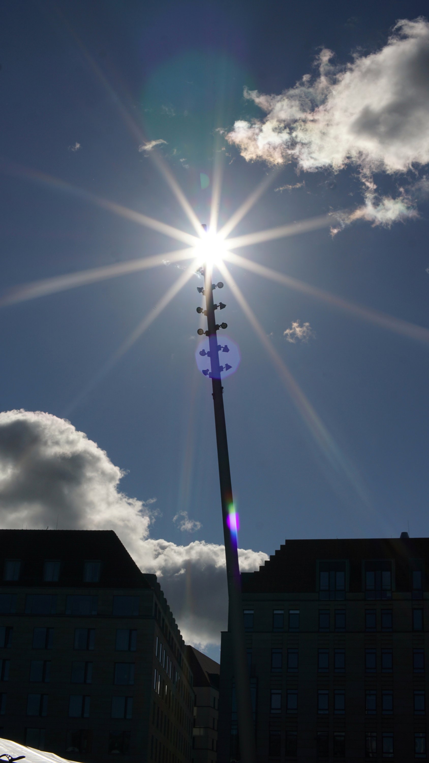 Sonne hinter der Spitze der Flutlichtsäule des Altmarktes