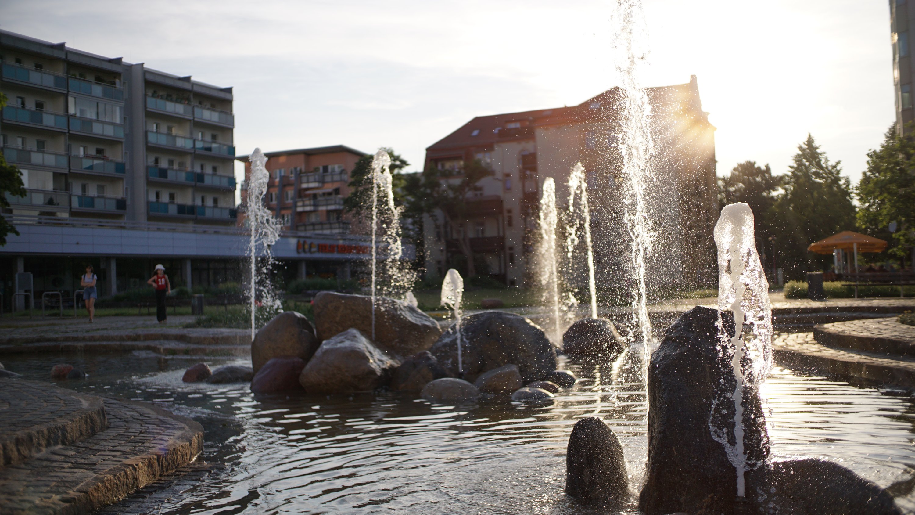 Brunnen im Gegenlicht des Sonnenuntergangs 