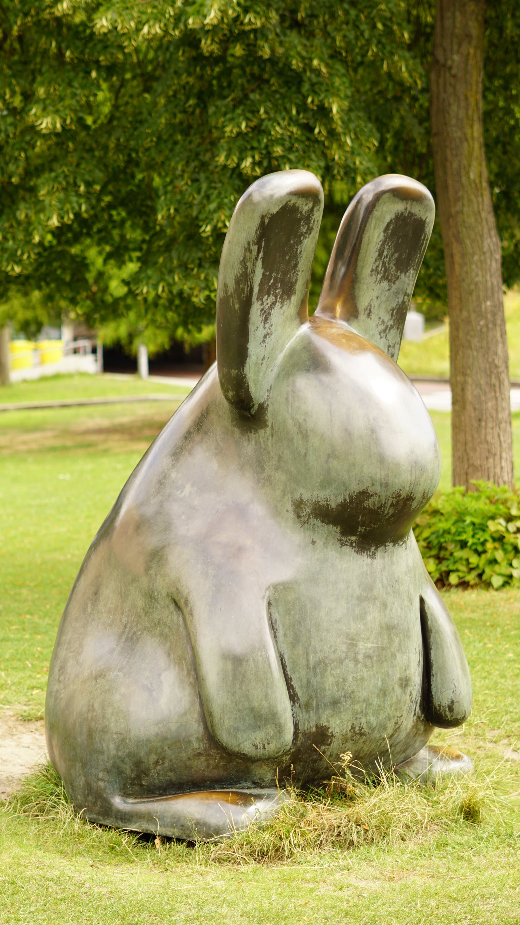Anderer Hase, nur wenige Meter weiter 

Es gab noch eine dritte, liegende Statue, nicht abgebildet 