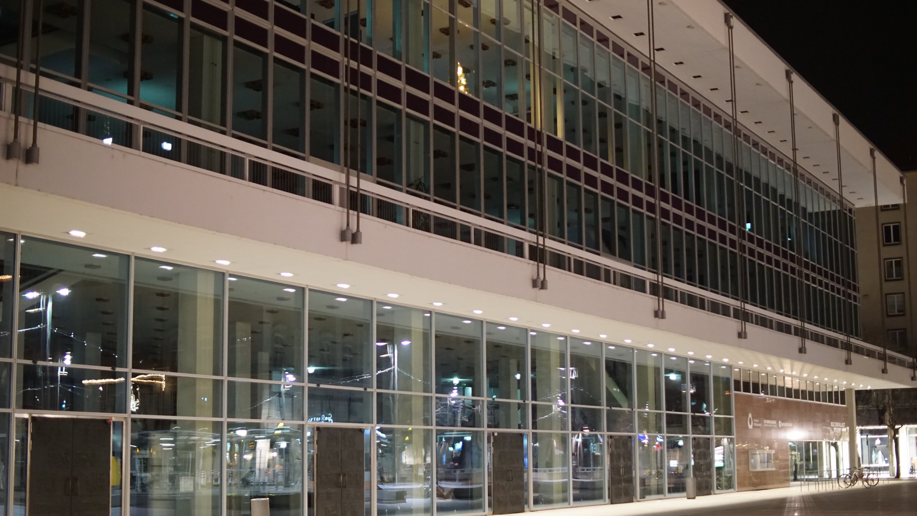 Die Glasfront des Gebäudes 