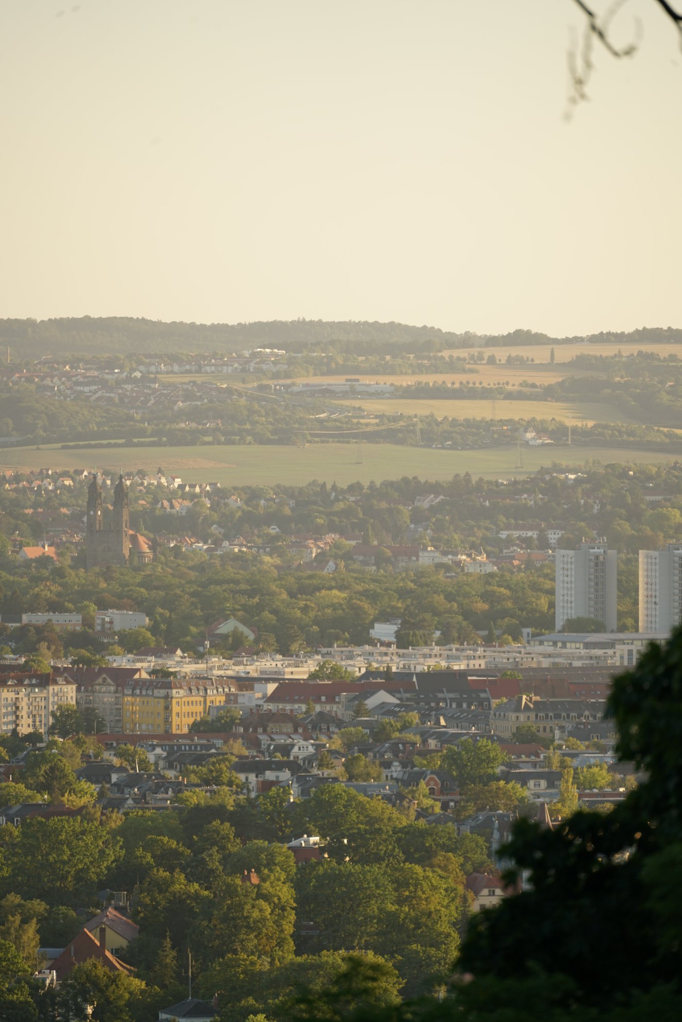 Blick vom weißen Hirsch auf die gegenüberliegenden Hügel des Elbtals
