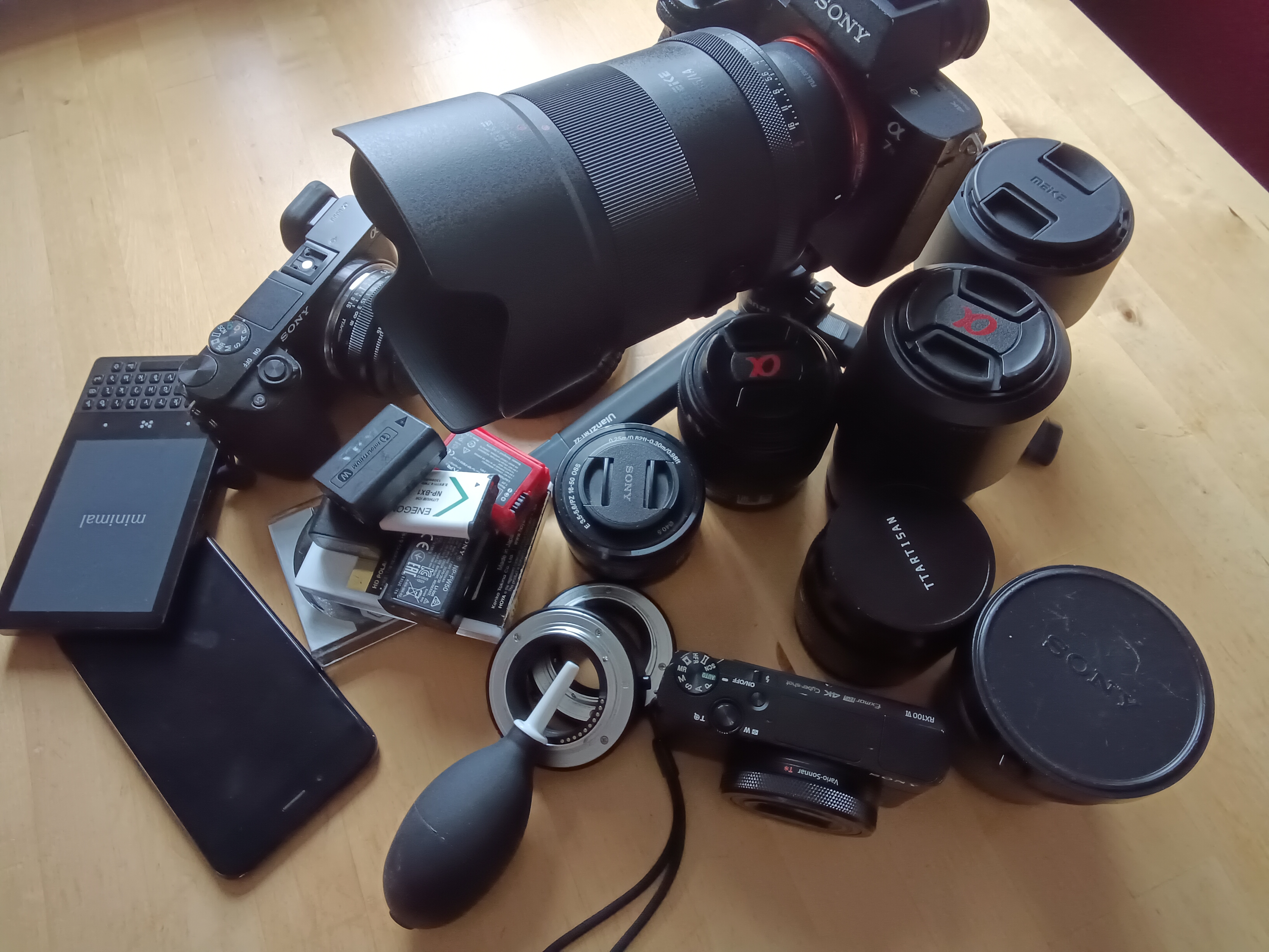 Ein kleiner Haufen Kamera-Hardware
Darunter zwei Alpha-Kameras und eine rx100, diverse Objektive und Akkus. Ein kleiner Haufen Kamera-Hardware
Darunter zwei Alpha-Kameras und eine rx100, diverse Objektive und Akkus.