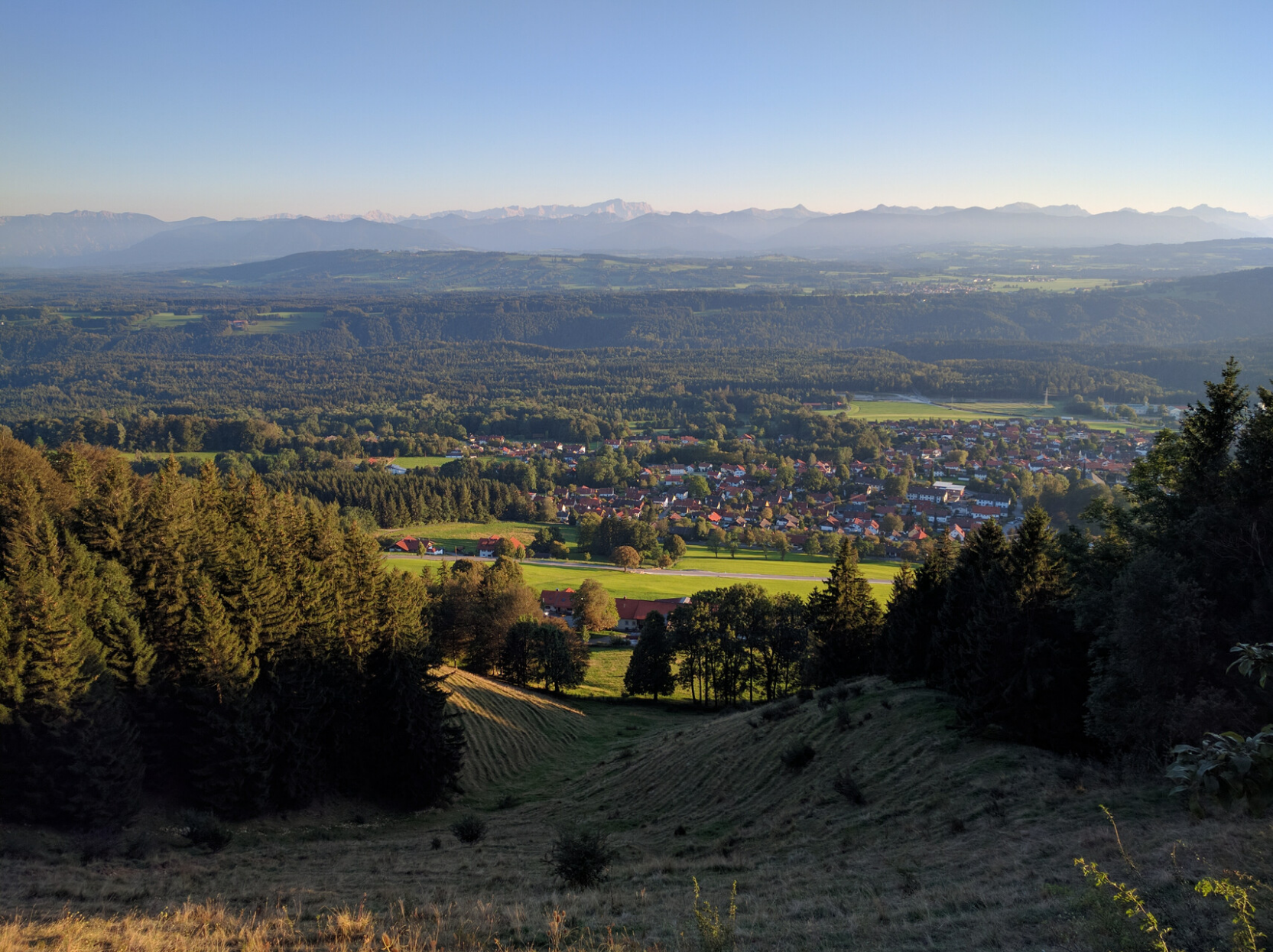 Blick vom Hohenpeißenberg ins Tal Blick vom Hohenpeißenberg ins Tal