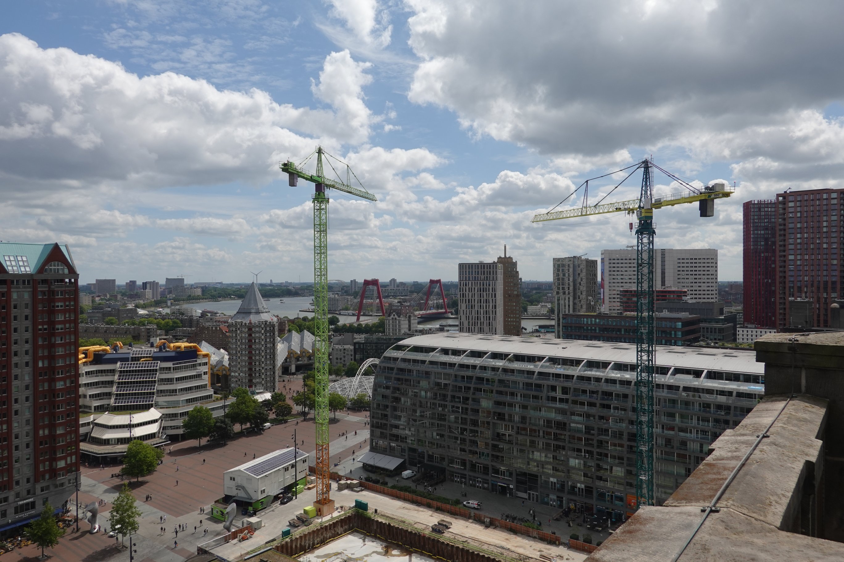 Das Bibliotheksgebäude (das mit gelben Röhren) am Marktplatz, zwischen Markthalle und Würfelhäusern.
Blick vom Turm der Laurenskerk