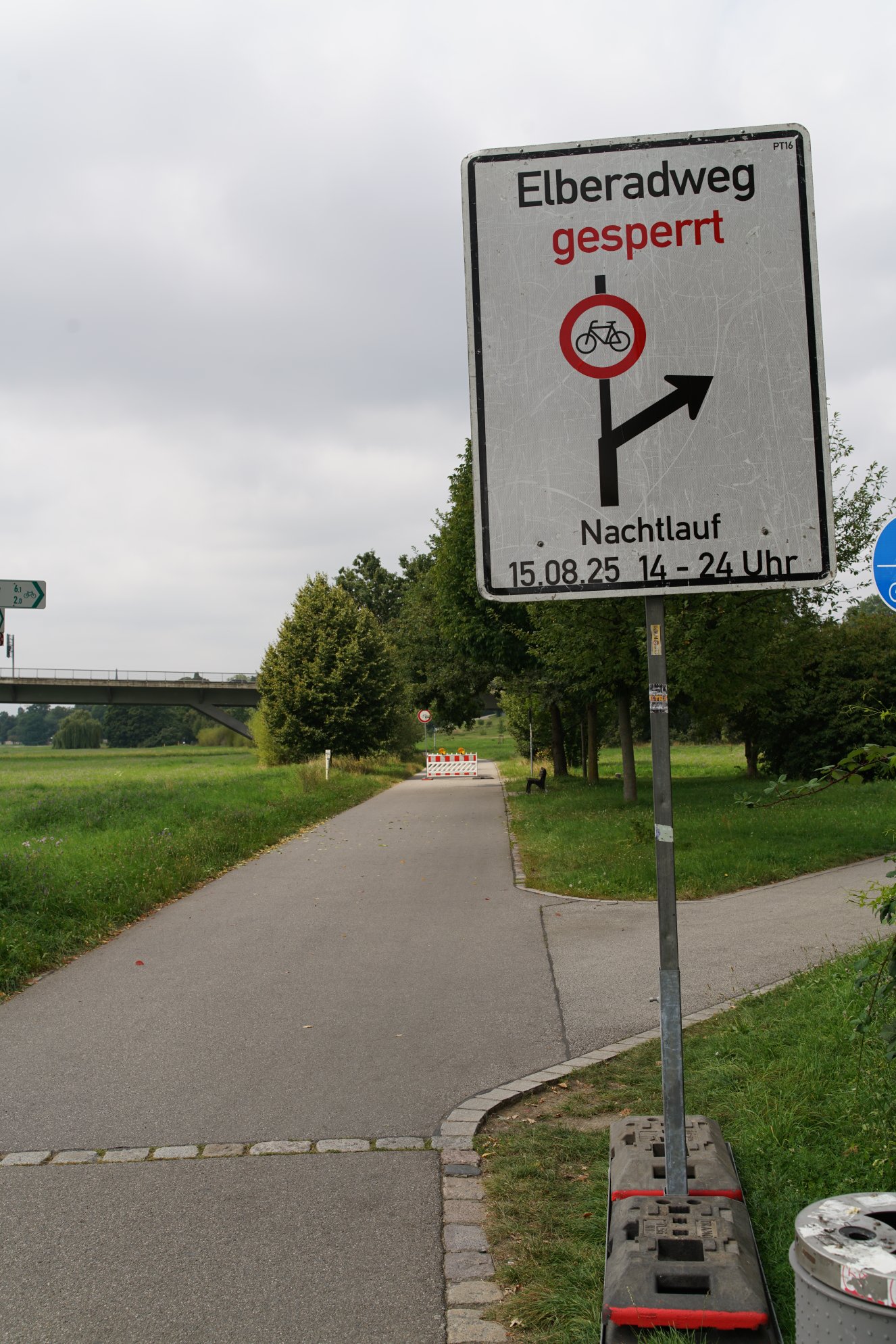 Ein Schild am Elberadweg 
Dieser ist gesperrt, weil "Nachtlauf" am 15.08.
Foto aufgenommen am 16.08.

50m weiter dann auch Barrikaden 