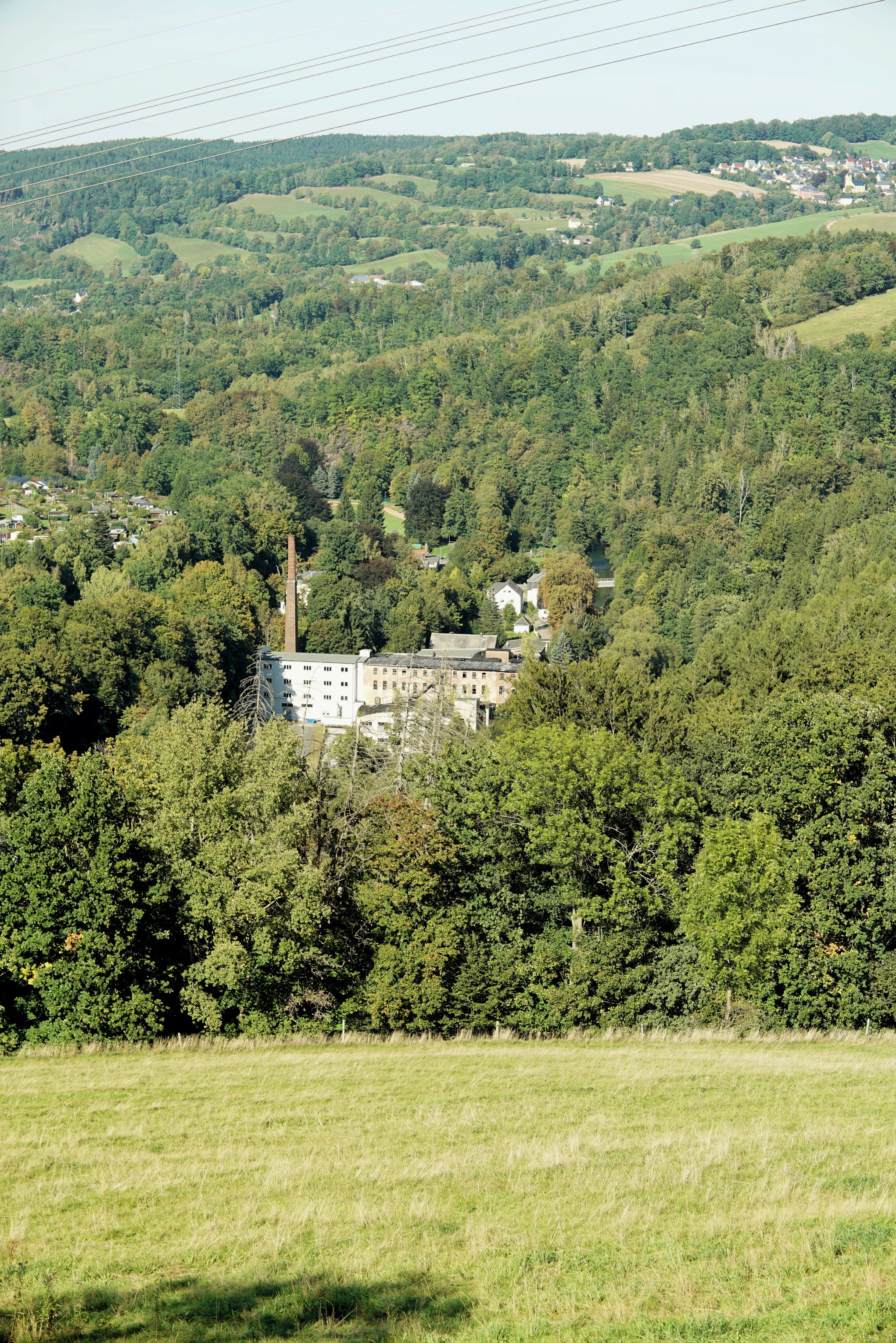 Blick ins Tal mit Sportplatz und nachbardorf 