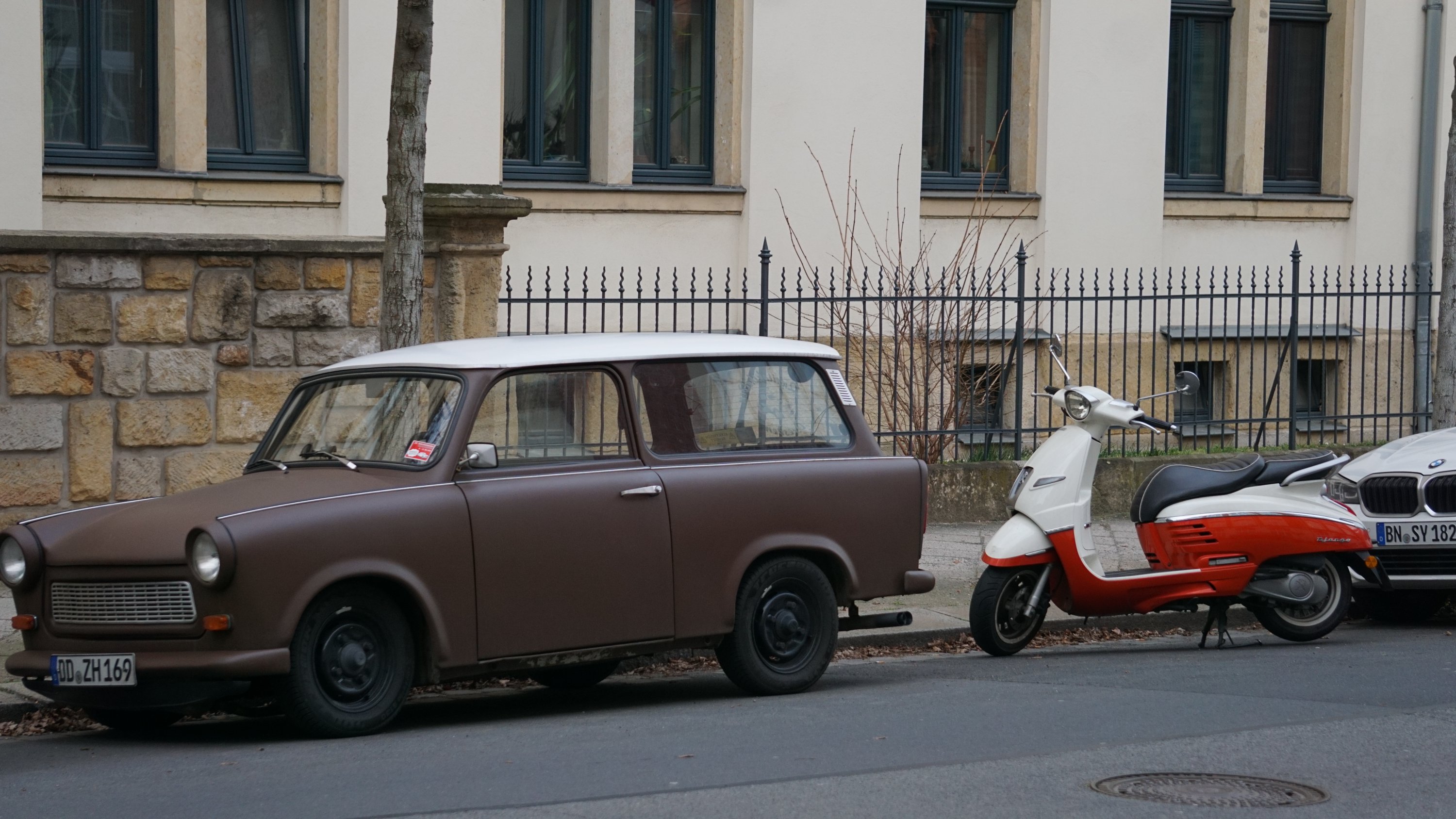 breiterer Blickwinkel, Trabi steht noch vor dem Roller