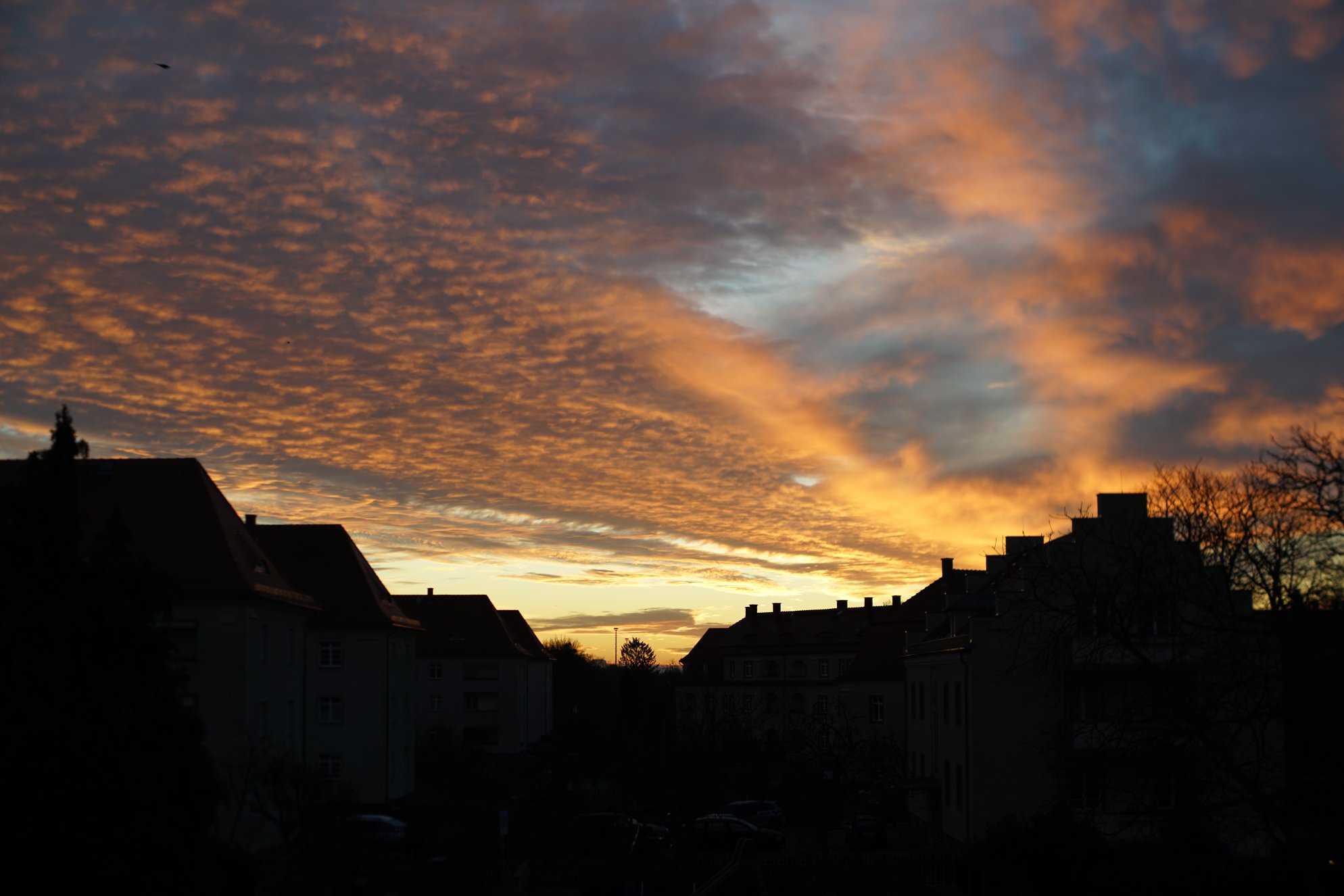 Weniger stark leuchtende Wolken, man erkennt mehr Struktur und grau-blau dahinter 