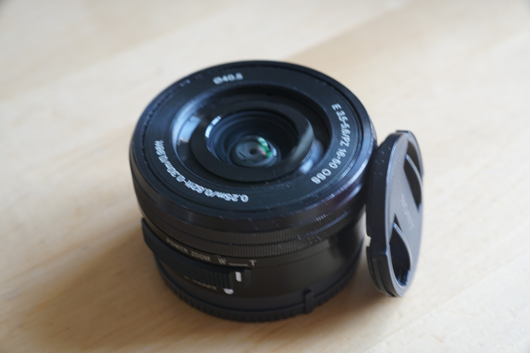 Die Linse in "ausgeschaltetem" Zustand. 
Bei Verwendung wird sie auch für die kurzen Brennweiten ausgefahren - dies ist also ein reiner Lagerzustand.